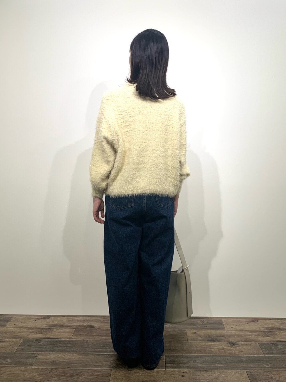「センスオブプレイス、SENSEOFPLACE、ケービーエフ(KBF)、KBF、骨格ウェーブ、イエベ春、シャギーニット、デニムパンツ」|「SENSE OF PLACE by URBAN RESEARCHのラメシャギールーズセーター(ニット/セーター、ベージュ系)」を使った、mikiさん(レディース・155cm)の秋コーディネートの4枚目の写真