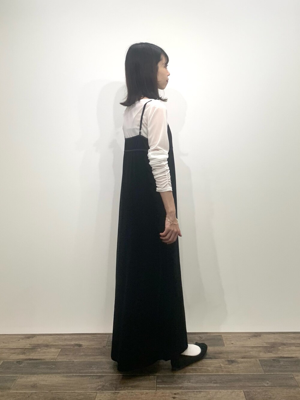 「SENSEOFPLACE、センスオブプレイス、骨格ウェーブ、イエベ春、キャミワンピ、ベロア、シアートップス、モノトーンコーデ」｜「SENSE OF PLACE by URBAN RESEARCHのフロントスリットベロアキャミワンピース（ワンピース、ブラック系）」を使った、mikiさん（レディース・155cm）の夏コーディネートの4枚目の写真