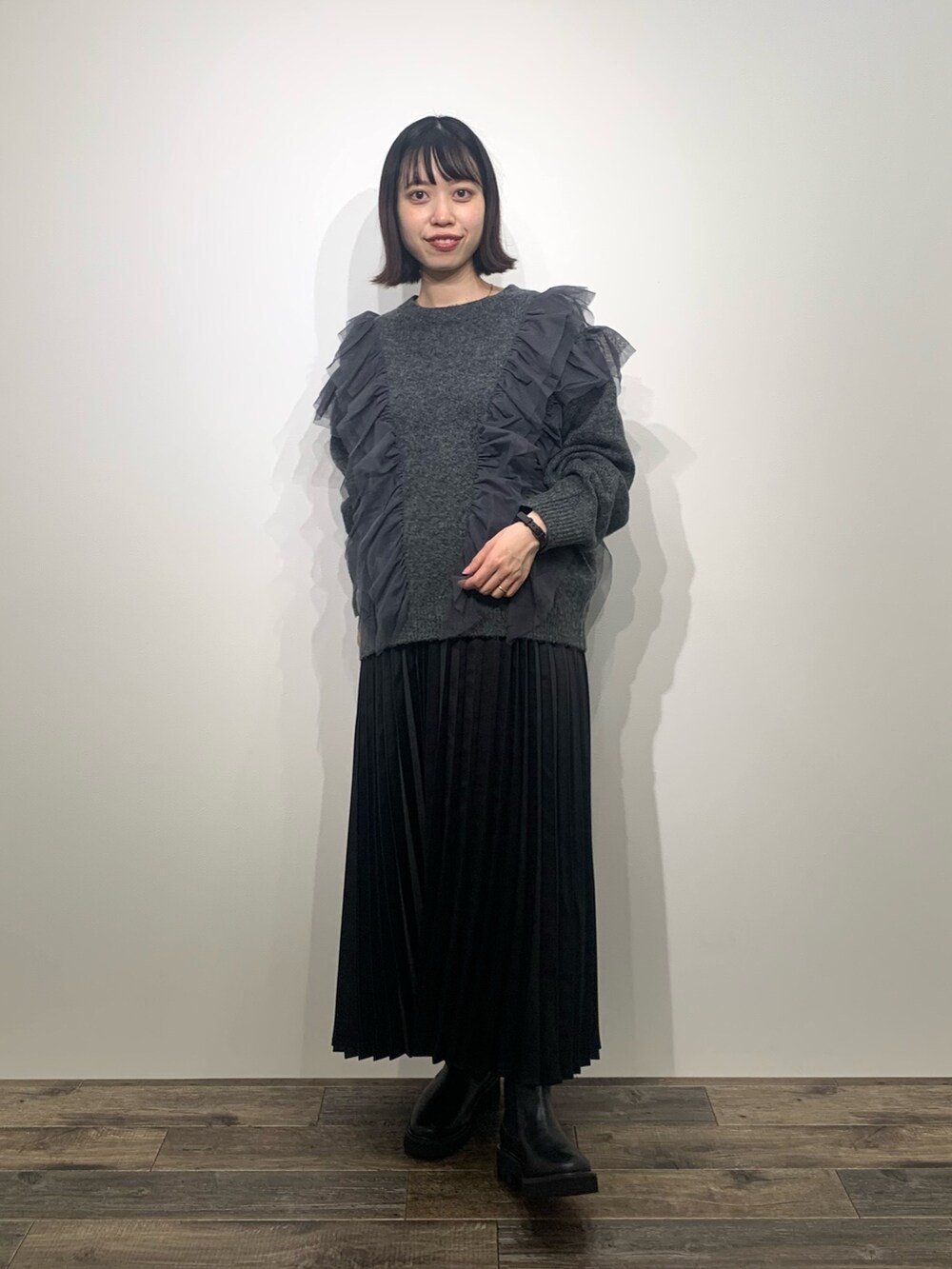 「センスオブプレイス、SENSEOFPLACE、骨格ウェーブ、イエベ春、プリーツスカート、フリルニット、サイドゴアブーツ」|「SENSE OF PLACE by URBAN RESEARCHのチュールドッキングフリルセーター(ニット/セーター、グレー系)」を使った、mikiさん(レディース・155cm)の秋コーディネートの2枚目の写真