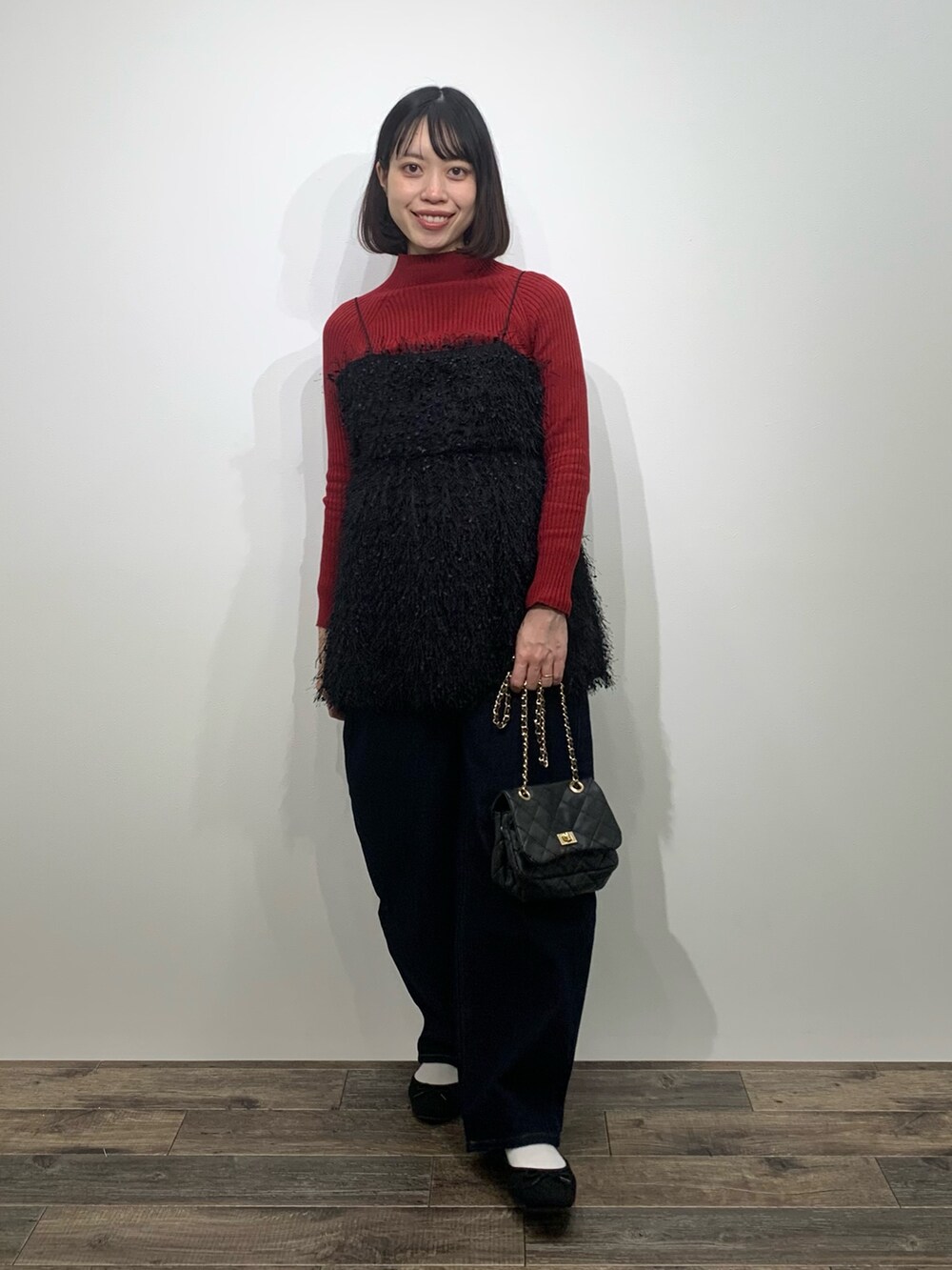 「センスオブプレイス、SENSEOFPLACE、ロデスコ、RODE SKO、骨格ウェーブ、イエベ春、赤ニット、カーブパンツ、ビスチェ」｜「SENSE OF PLACE by URBAN RESEARCHの『柴田ひかりさん着用』ストレッチリブハイネックセーター（ニット/セーター、レッド系）」を使った、mikiさん（レディース・155cm）の冬コーディネートの2枚目の写真