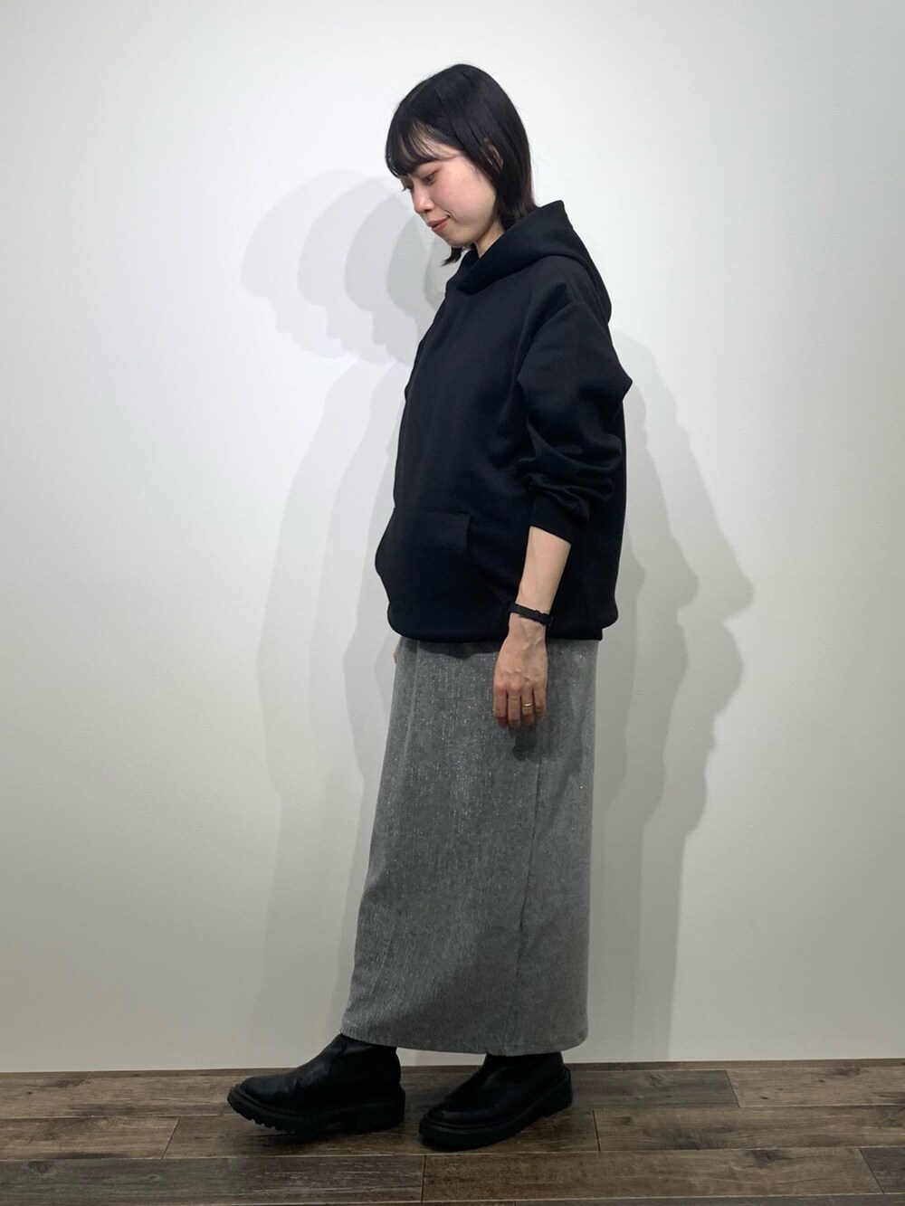 「センスオブプレイス、SENSEOFPLACE、アイテムズアーバンリサーチ、ITEMS URBANRESEARCH、骨格ウェーブ、イエベ春、パーカー、ラメスカート、ユニセックス」｜「ITEMS URBANRESEARCHのストレッチダンボール プルオーバーパーカー（パーカー、ブラック系）」を使った、mikiさん（レディース・155cm）の秋コーディネートの3枚目の写真