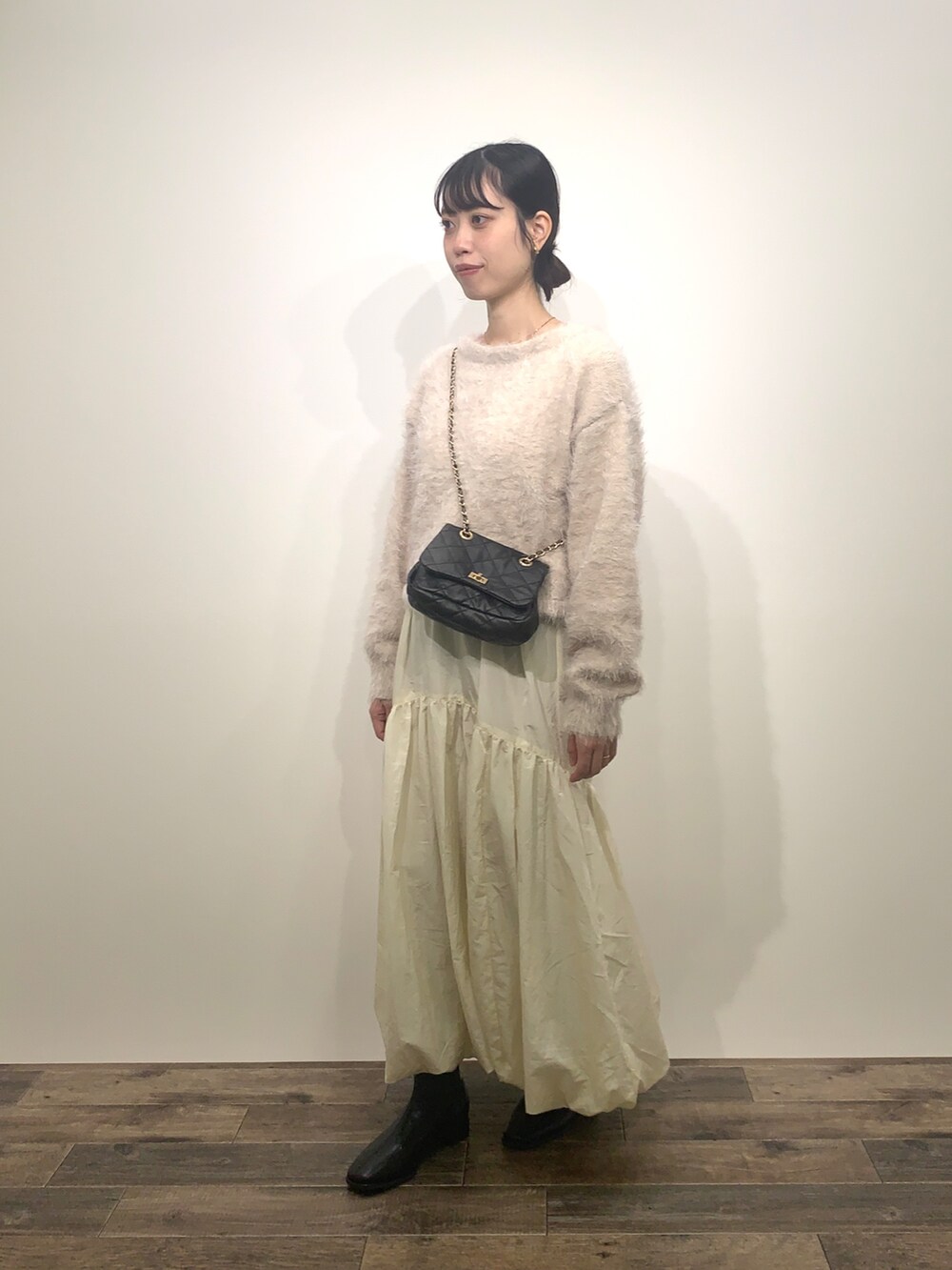 「センスオブプレイス、SENSEOFPLACE、ロデスコ、RODE SKO、骨格ウェーブ、イエベ春、シャギーニット、ティアードスカート、バルーンスカート」|「SENSE OF PLACE by URBAN RESEARCHのクロップドシャギーセーター(ニット/セーター、ベージュ系)」を使った、mikiさん(レディース・155cm)の秋コーディネートの4枚目の写真