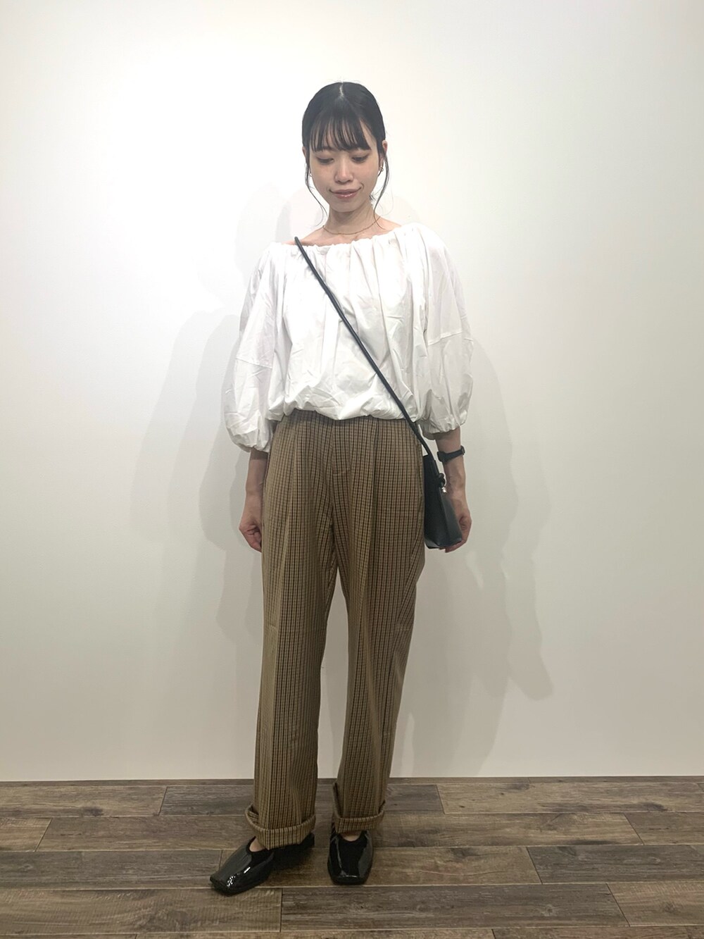 「SENSEOFPLACE、センスオブプレイス、骨格ウェーブ、イエベ春、秋コーデ、チェックパンツ」|「SENSE OF PLACE by URBAN RESEARCHの『TALLサイズ/WEB限定』センタープレスストレートパンツ(スラックス、ブラウン系)」を使った、mikiさん(レディース・155cm)の夏コーディネートの3枚目の写真