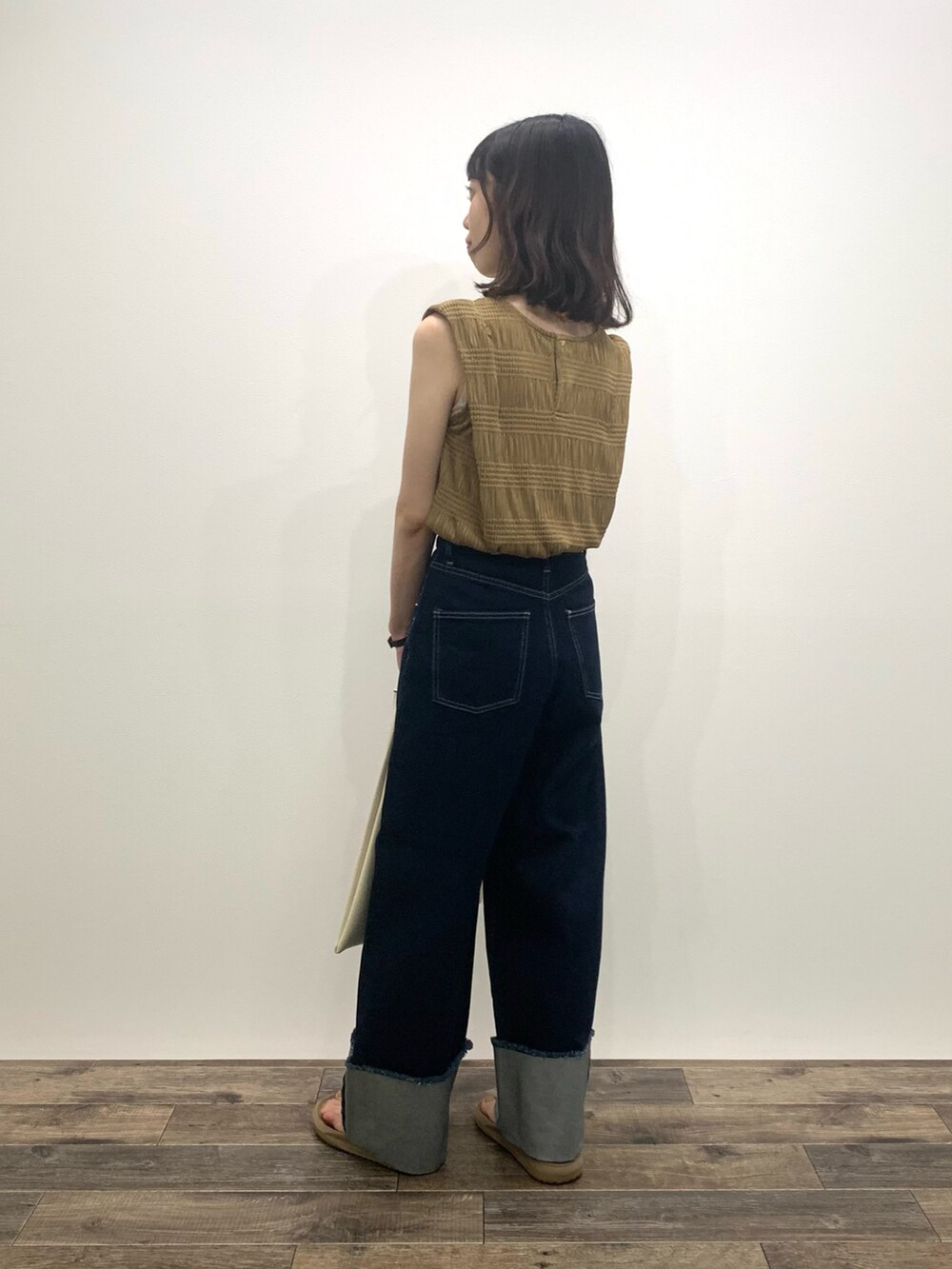 「センスオブプレイス、SENSEOFPLACE、ロデスコ、RODE SKO、デニム、骨格ウェーブ、イエベ春」｜「SENSE OF PLACE by URBAN RESEARCHのターンバックハクワイドデニム（デニムパンツ、ブルー系）」を使った、mikiさん（レディース・155cm）の夏コーディネートの5枚目の写真