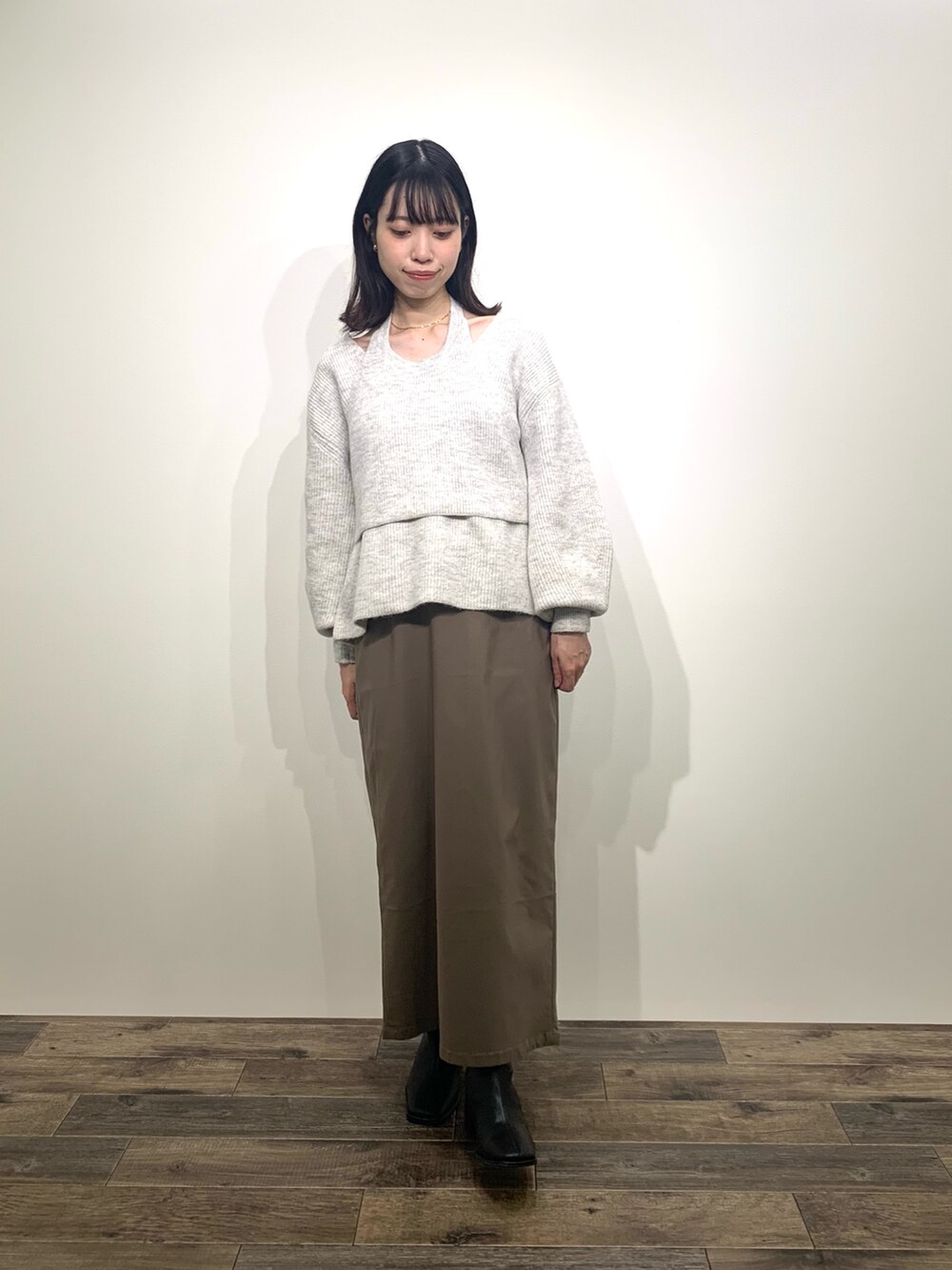 「センスオブプレイス、SENSEOFPLACE、骨格ウェーブ、イエベ春、Vネックニット、ホルターネック、タイトスカート」|「SENSE OF PLACE by URBAN RESEARCHのホルターネックアンサンブルセーター(ニット/セーター、グレー系)」を使った、mikiさん(レディース・155cm)の秋コーディネートの4枚目の写真