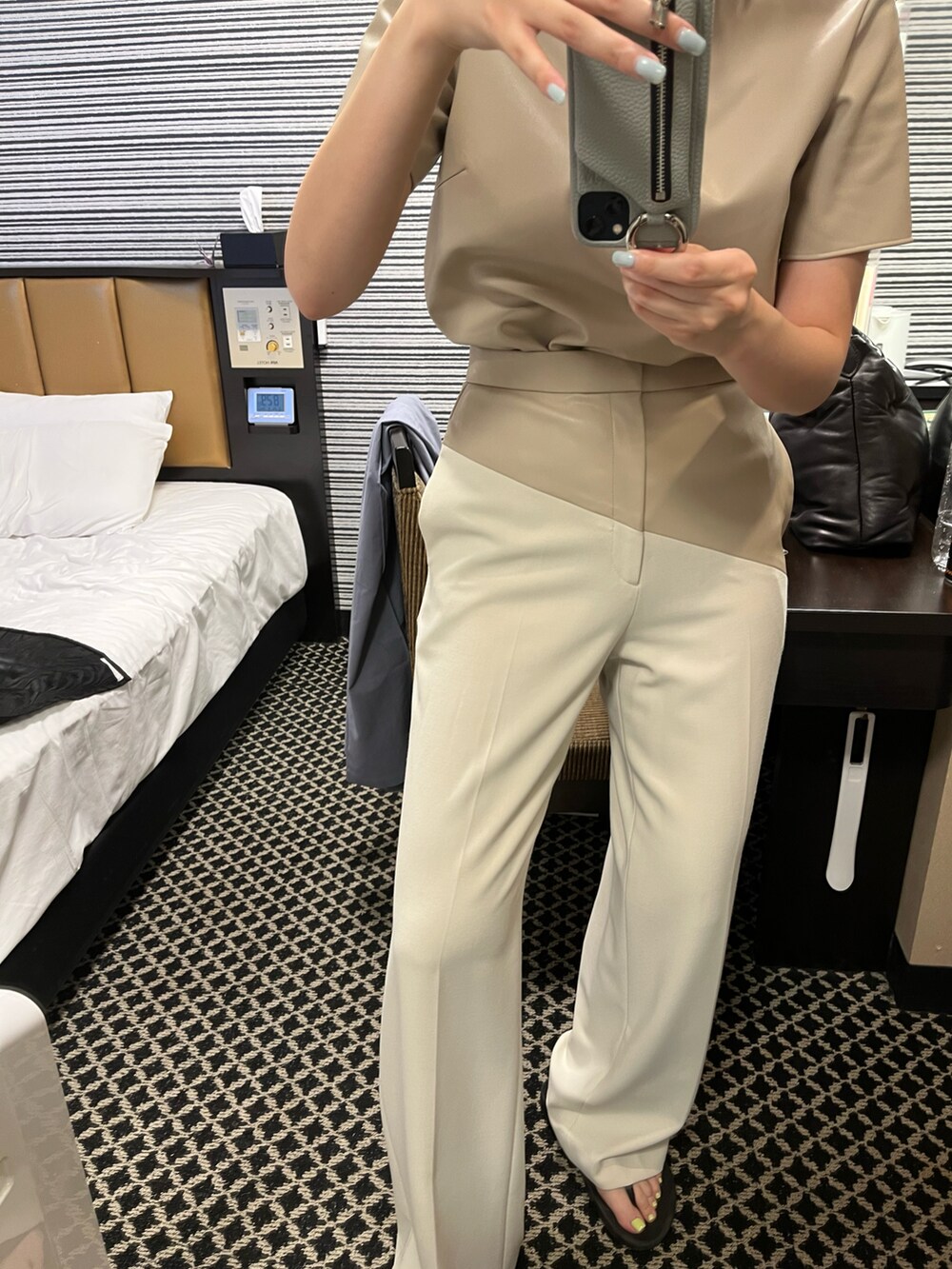 「ootd、シンプルコーデ、カジュアル、サンダル、休日スタイル」｜「beige，のアイテム（パンツ、ベージュ系）」を使った、kiy さん（レディース・162cm）の夏コーディネートの2枚目の写真