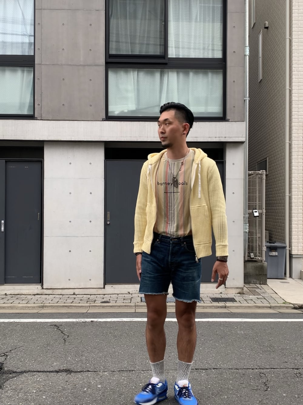 ブルー系のその他パンツ、イエロー系のパーカー、その他のTシャツ/カットソーを着用したメンズの夏コーディネートの2枚目の写真
