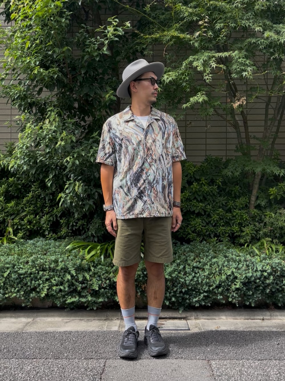 ブラック系のスニーカー、グリーン系のその他パンツ、ホワイト系のTシャツ/カットソーを着用したメンズの秋コーディネートの2枚目の写真