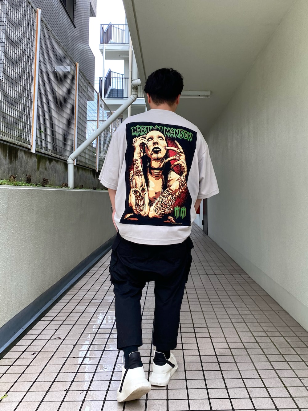 「ストリート、オーバーサイズ、RICK OWENS、バンドT、大人カジュアル、夏、ラフ、夏服、カジュアル」｜「リメイクアイテムのアイテム（Tシャツ/カットソー、その他）」を使った、mrkwさん（メンズ・165cm）の夏コーディネートの2枚目の写真