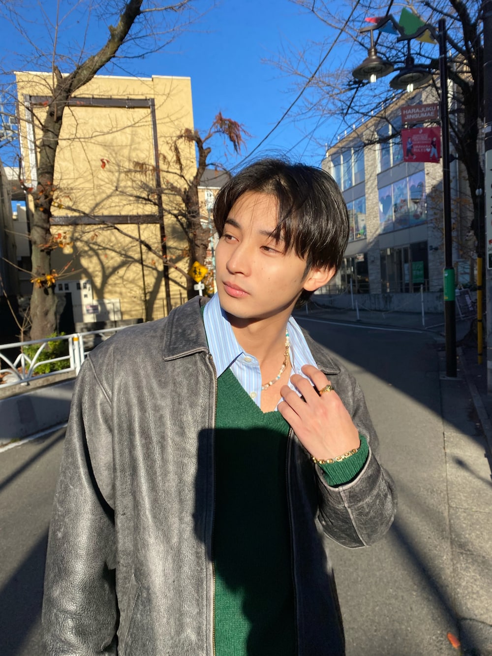 グリーン系のニット/セーター、ブラック系のジャケット/アウター、ブルー系のシャツ/ブラウスを着用したメンズの冬コーディネートの3枚目の写真