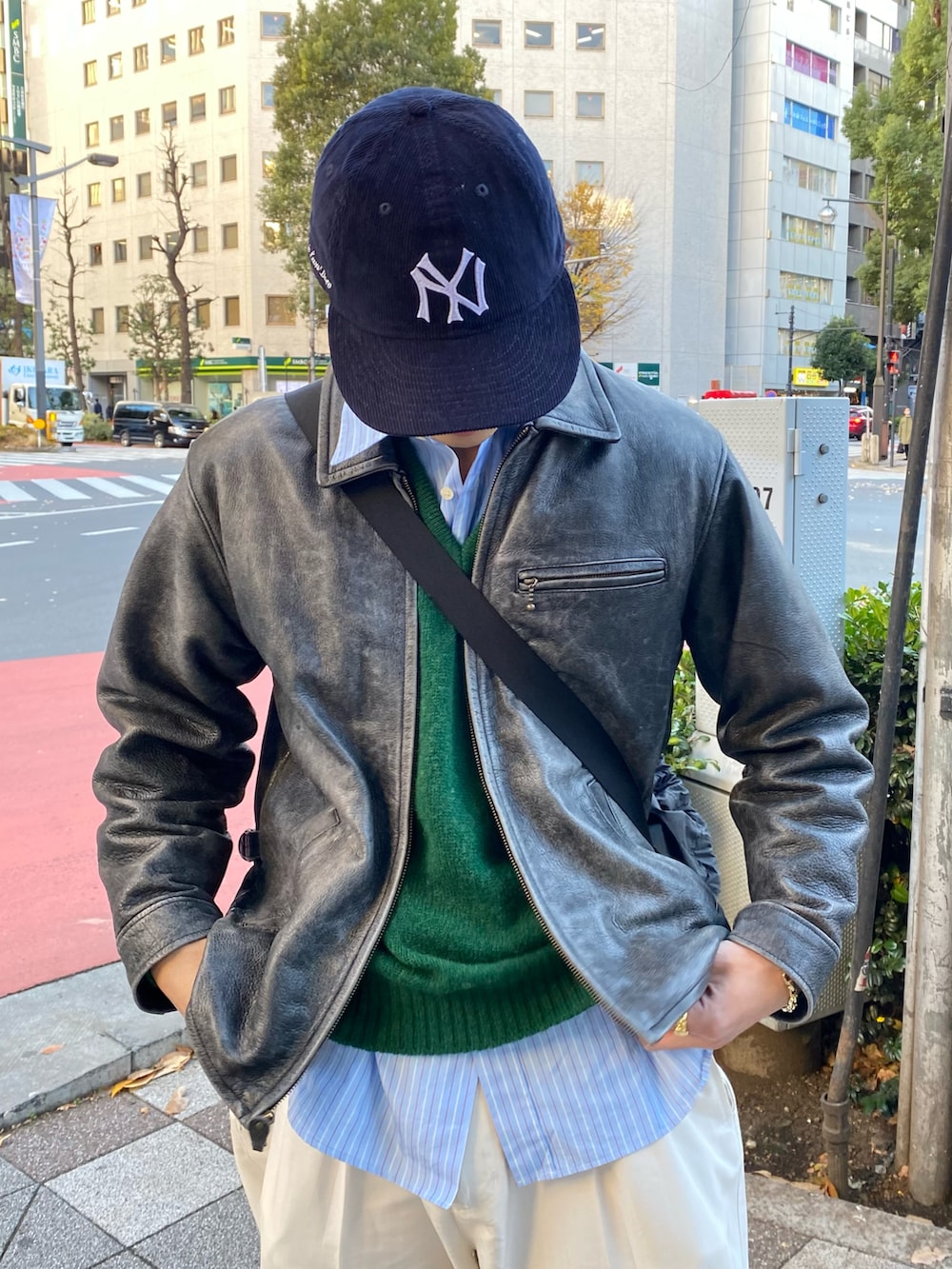 グリーン系のニット/セーター、ブラック系のジャケット/アウター、ブルー系のシャツ/ブラウスを着用したメンズの冬コーディネートの4枚目の写真