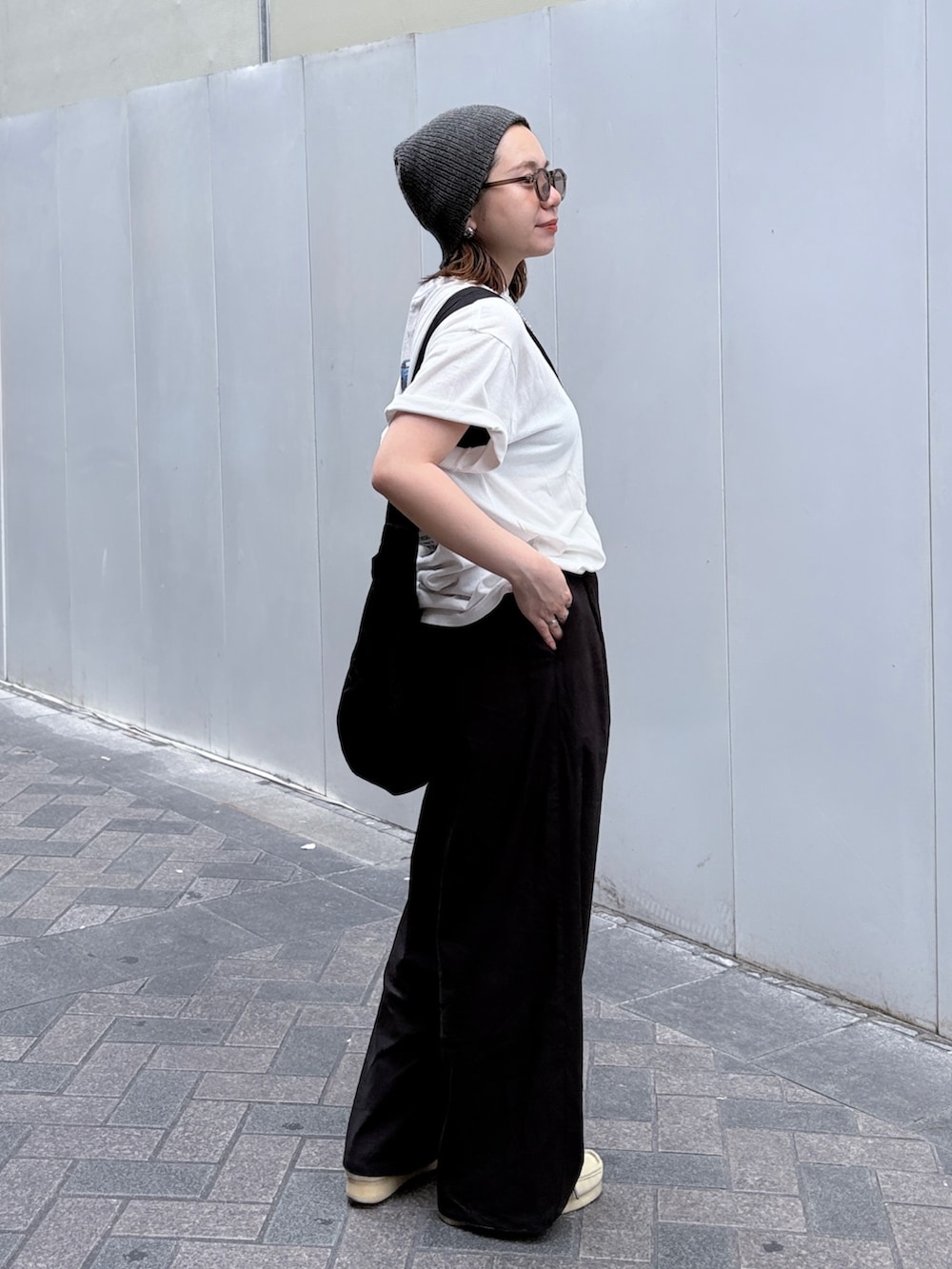 ホワイト系のTシャツ/カットソー、ブラック系のその他パンツ、グレー系のニットキャップ/ビーニーを着用したレディースの夏コーディネートの3枚目の写真