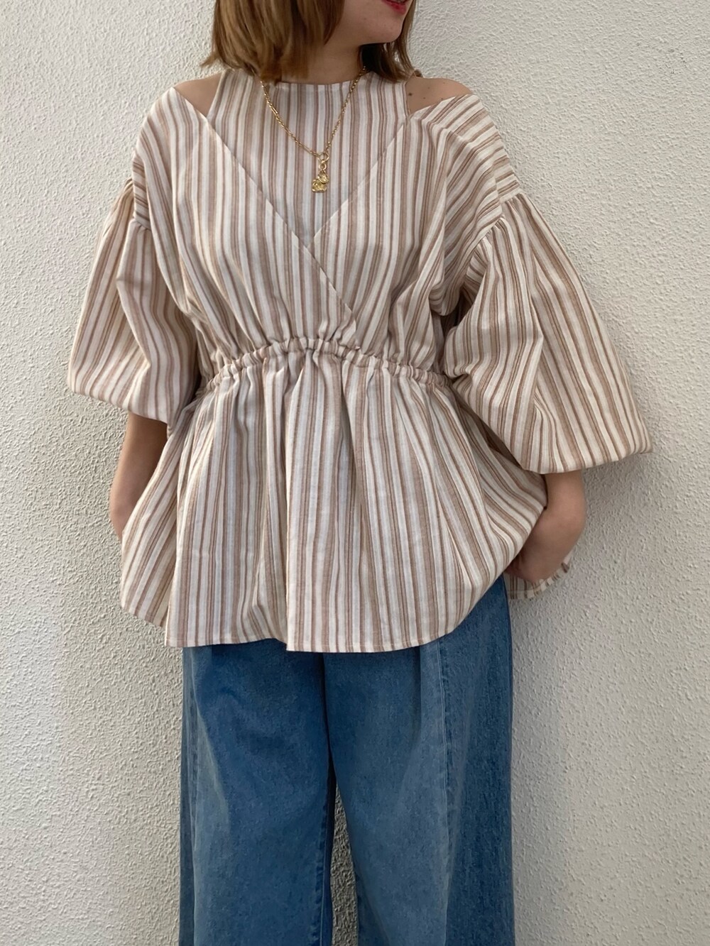 その他のシャツ/ブラウス、ブルー系のデニムパンツ、ブラック系のサンダルを着用したレディースの春コーディネートの2枚目の写真