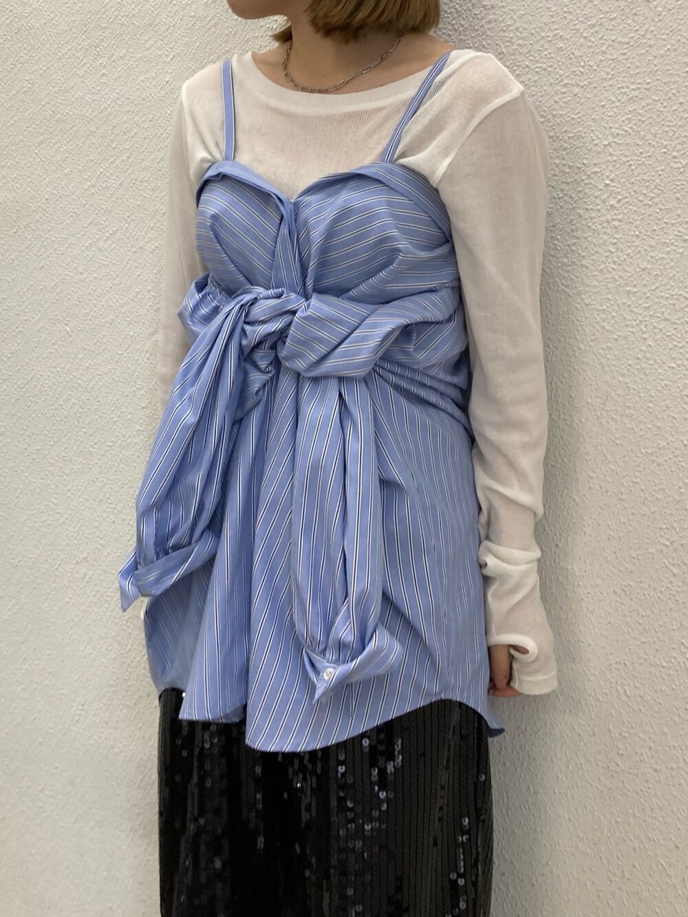 ブラック系のその他パンツ、その他のシャツ/ブラウス、ホワイト系のキャップを着用したレディースの冬コーディネートの4枚目の写真