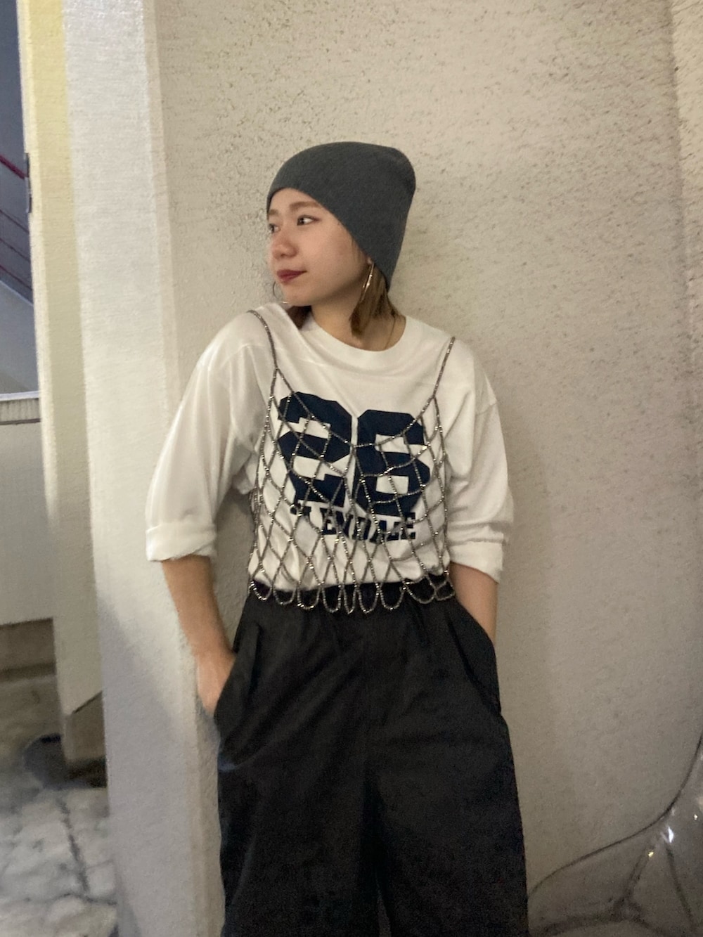 ホワイト系のTシャツ/カットソー、ブラック系のベスト、グレー系のその他パンツを着用したレディースの春コーディネートの2枚目の写真