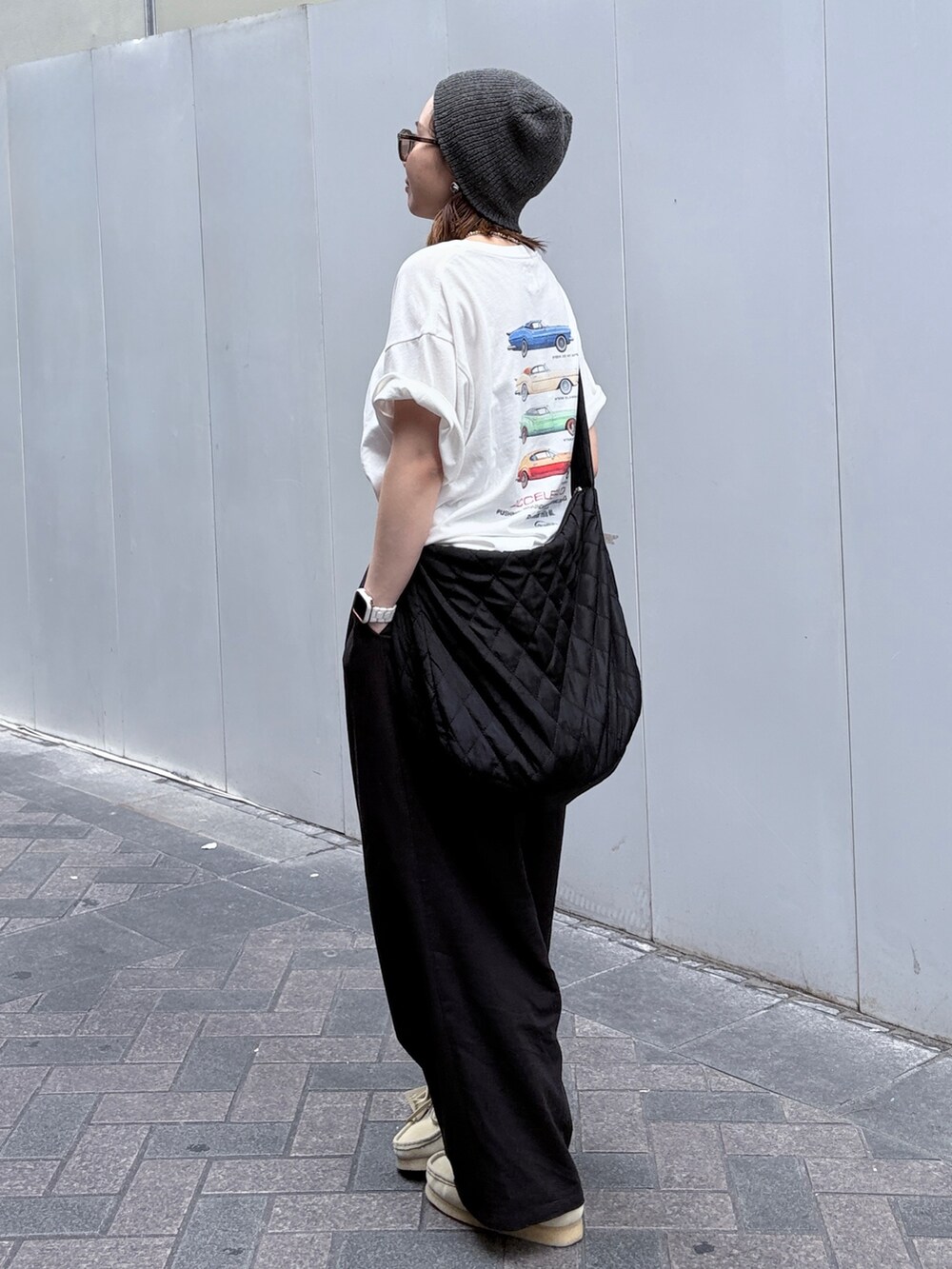 ホワイト系のTシャツ/カットソー、ブラック系のその他パンツ、グレー系のニットキャップ/ビーニーを着用したレディースの夏コーディネートの2枚目の写真