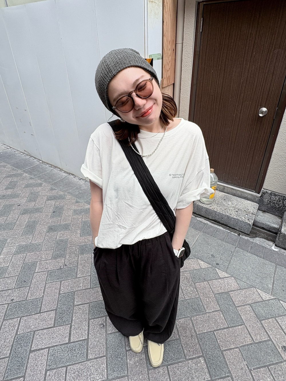 ホワイト系のTシャツ/カットソー、ブラック系のその他パンツ、グレー系のニットキャップ/ビーニーを着用したレディースの夏コーディネートの4枚目の写真