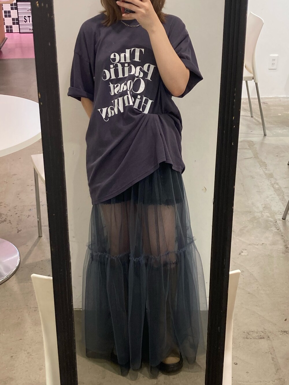 ブルー系のTシャツ/カットソー、グレー系のスカートを着用したレディースの春コーディネートの2枚目の写真