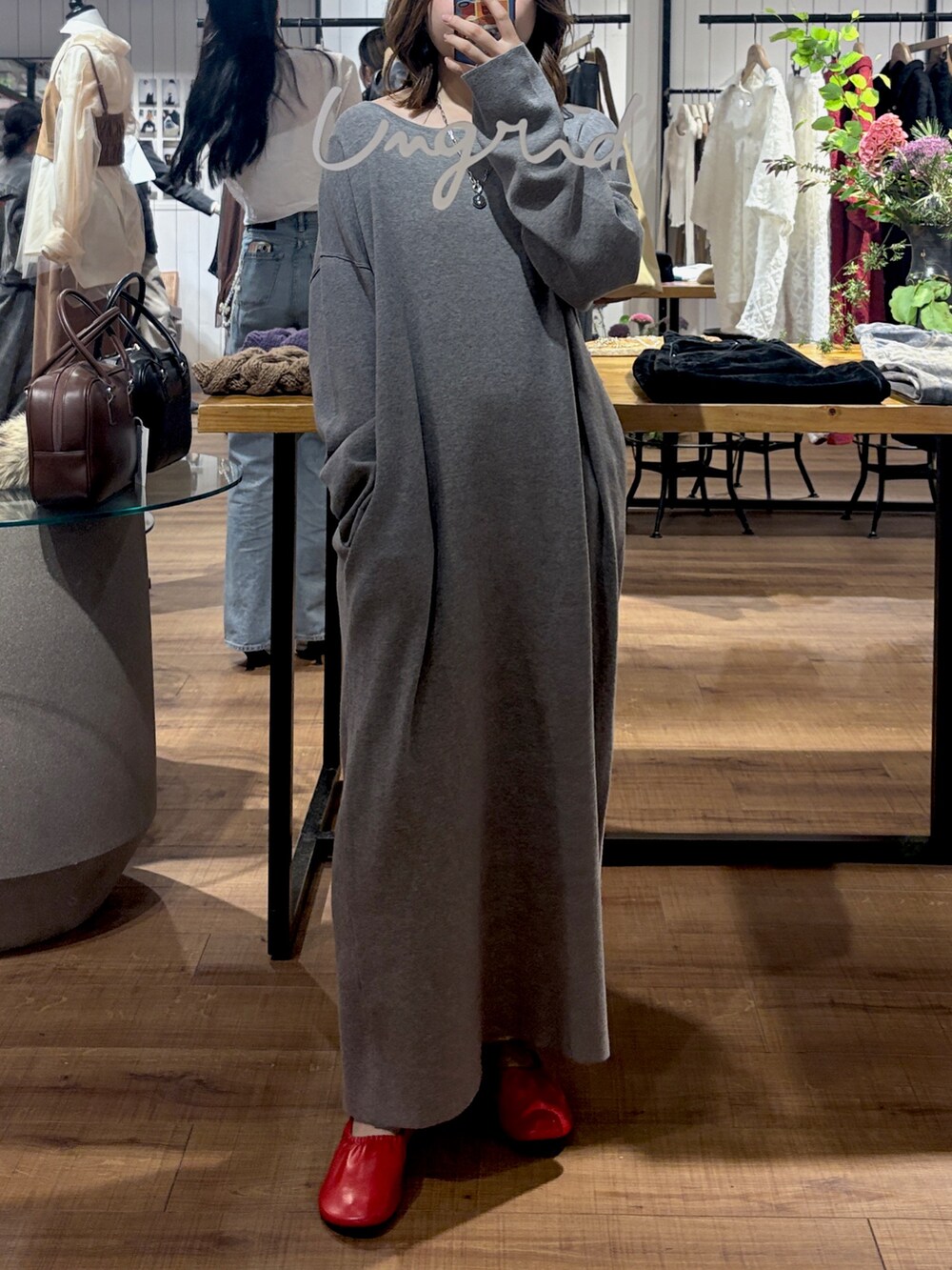 グレー系のワンピース、レッド系のバレエシューズ、シルバー系のネックレスを着用したレディースの夏コーディネートの3枚目の写真