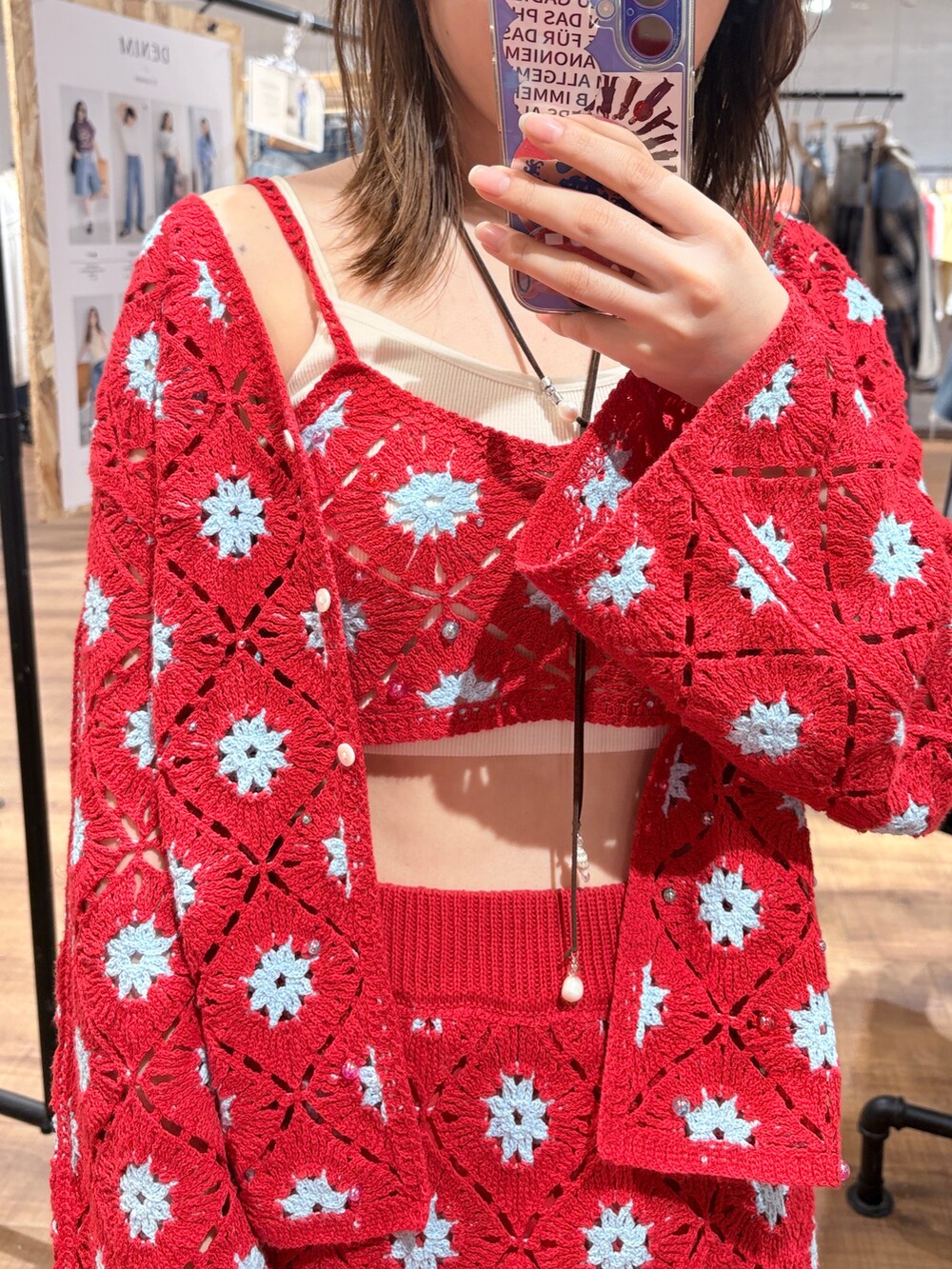 レッド系のスカート、レッド系のキャミソール、レッド系のカーディガン/ボレロを着用したレディースの春コーディネートの3枚目の写真