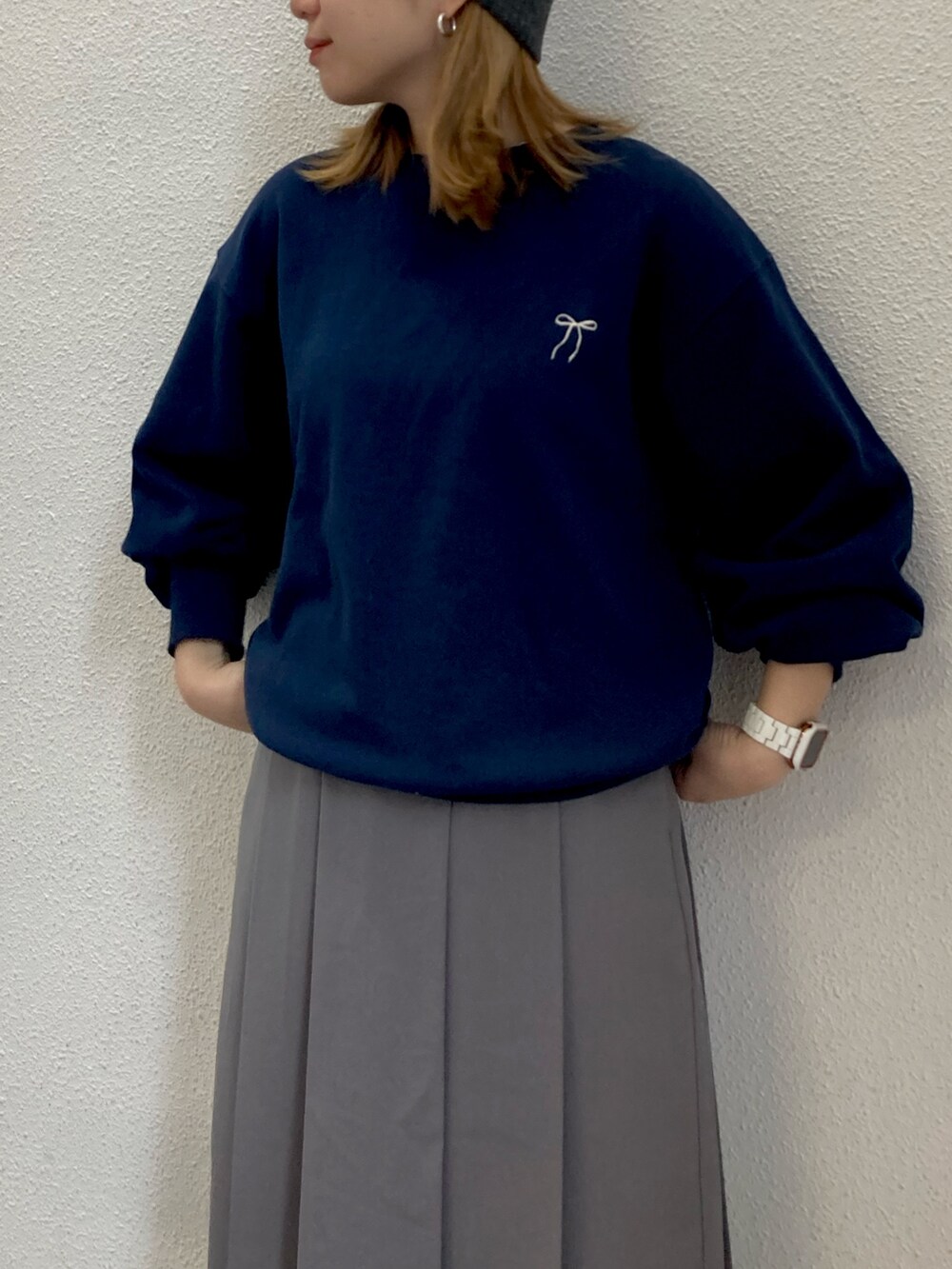 ブルー系のスウェット、グレー系のスカートを着用したレディースの夏コーディネートの2枚目の写真