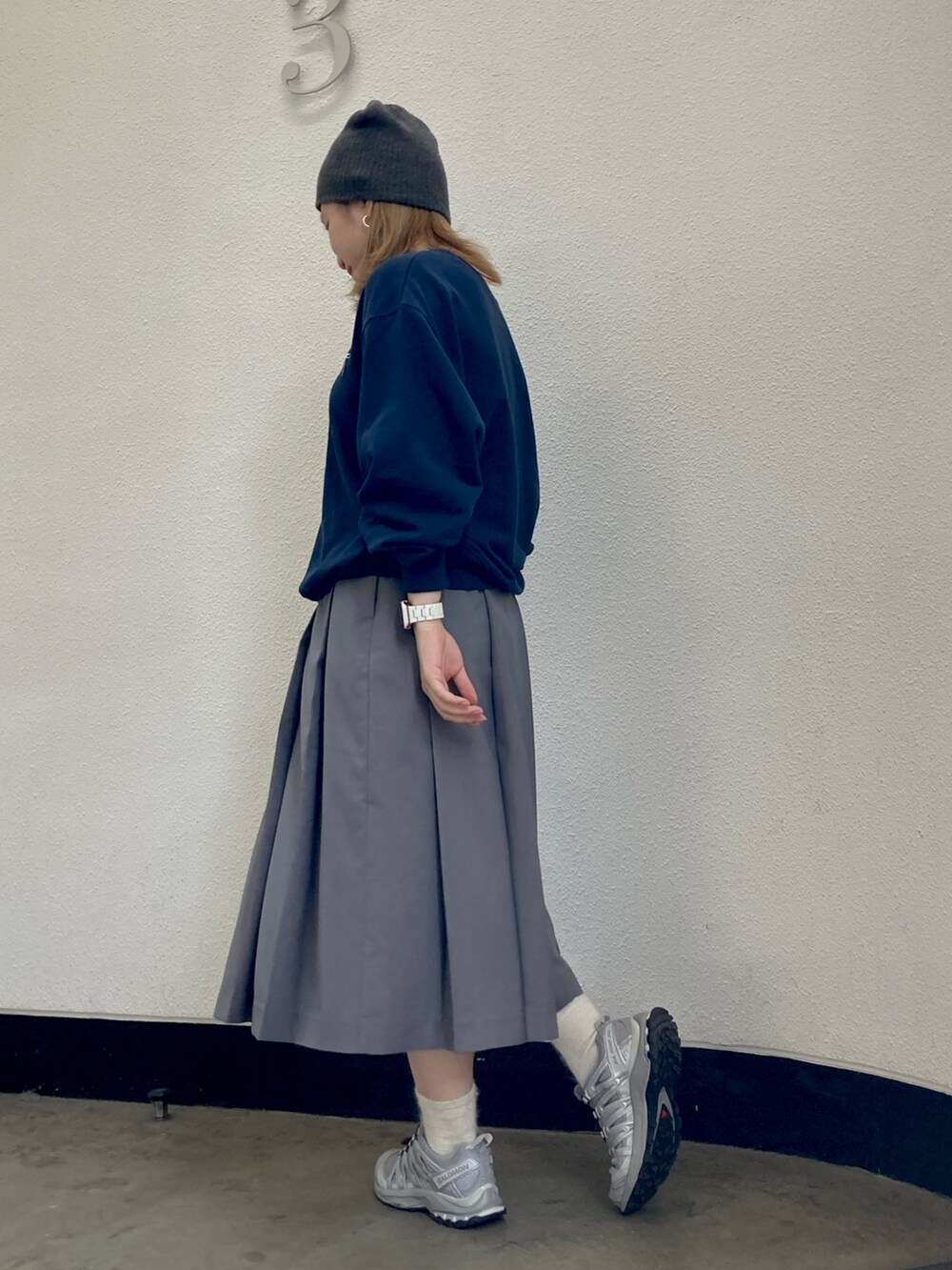 ブルー系のスウェット、グレー系のスカートを着用したレディースの夏コーディネートの3枚目の写真