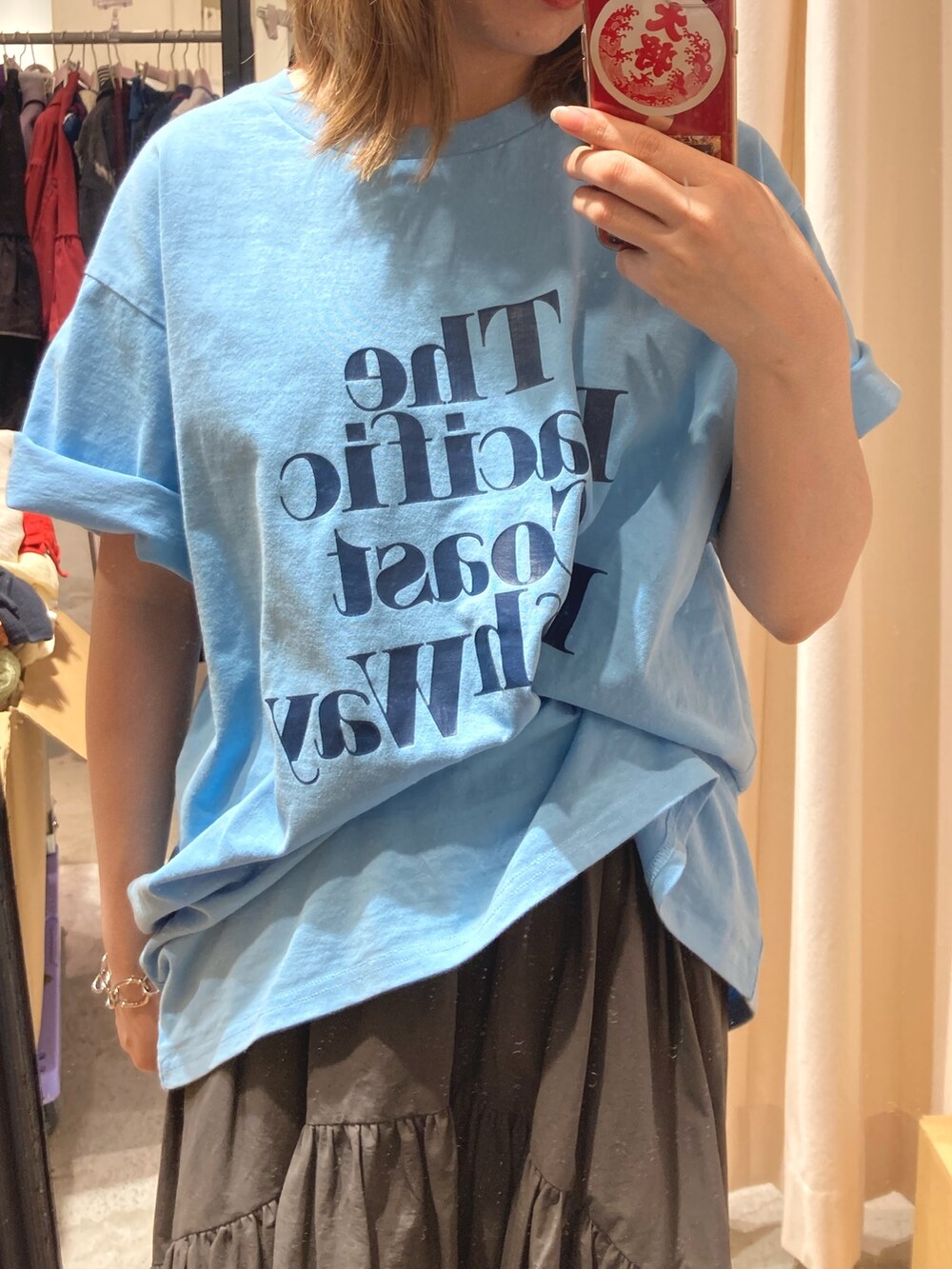 ブルー系のTシャツ/カットソー、グレー系のスカートを着用したレディースの春コーディネートの2枚目の写真