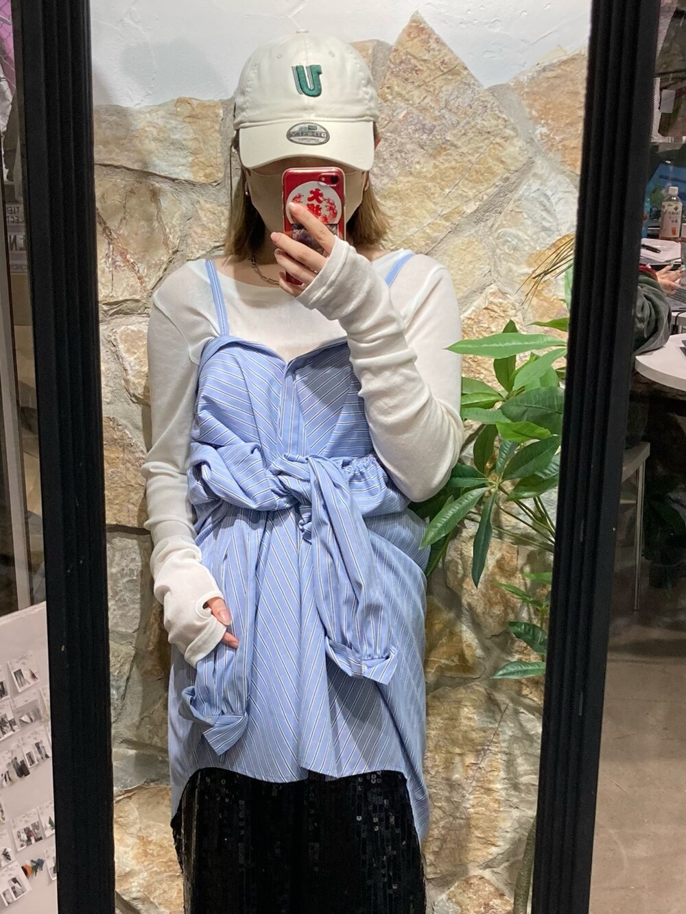 ブラック系のその他パンツ、その他のシャツ/ブラウス、ホワイト系のキャップを着用したレディースの冬コーディネートの5枚目の写真