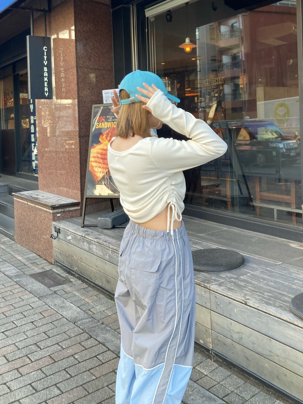 ブルー系のその他パンツ、ホワイト系のバレエシューズ、ホワイト系のTシャツ/カットソーを着用したレディースの春コーディネートの2枚目の写真