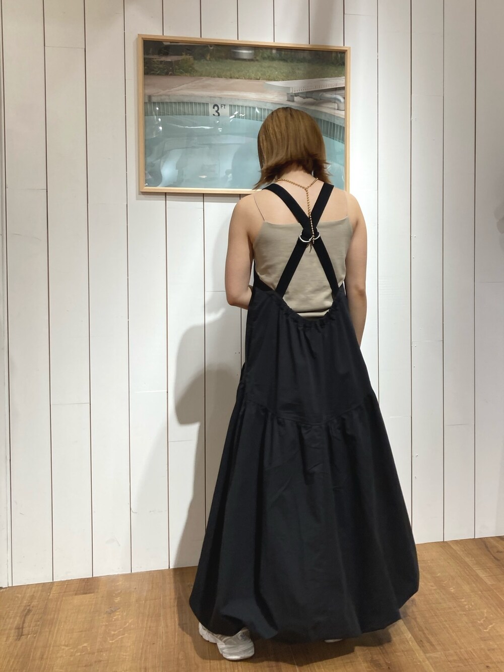 ブラック系のワンピースを着用したレディースの冬コーディネートの3枚目の写真