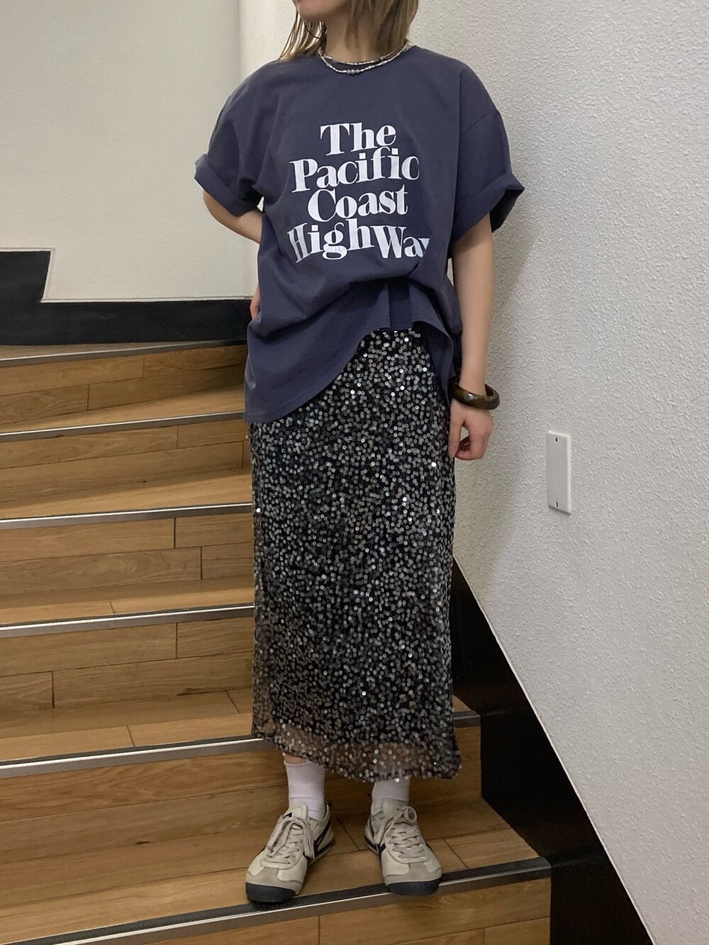 ブルー系のTシャツ/カットソー、ブラック系のスカートを着用したレディースの冬コーディネートの3枚目の写真