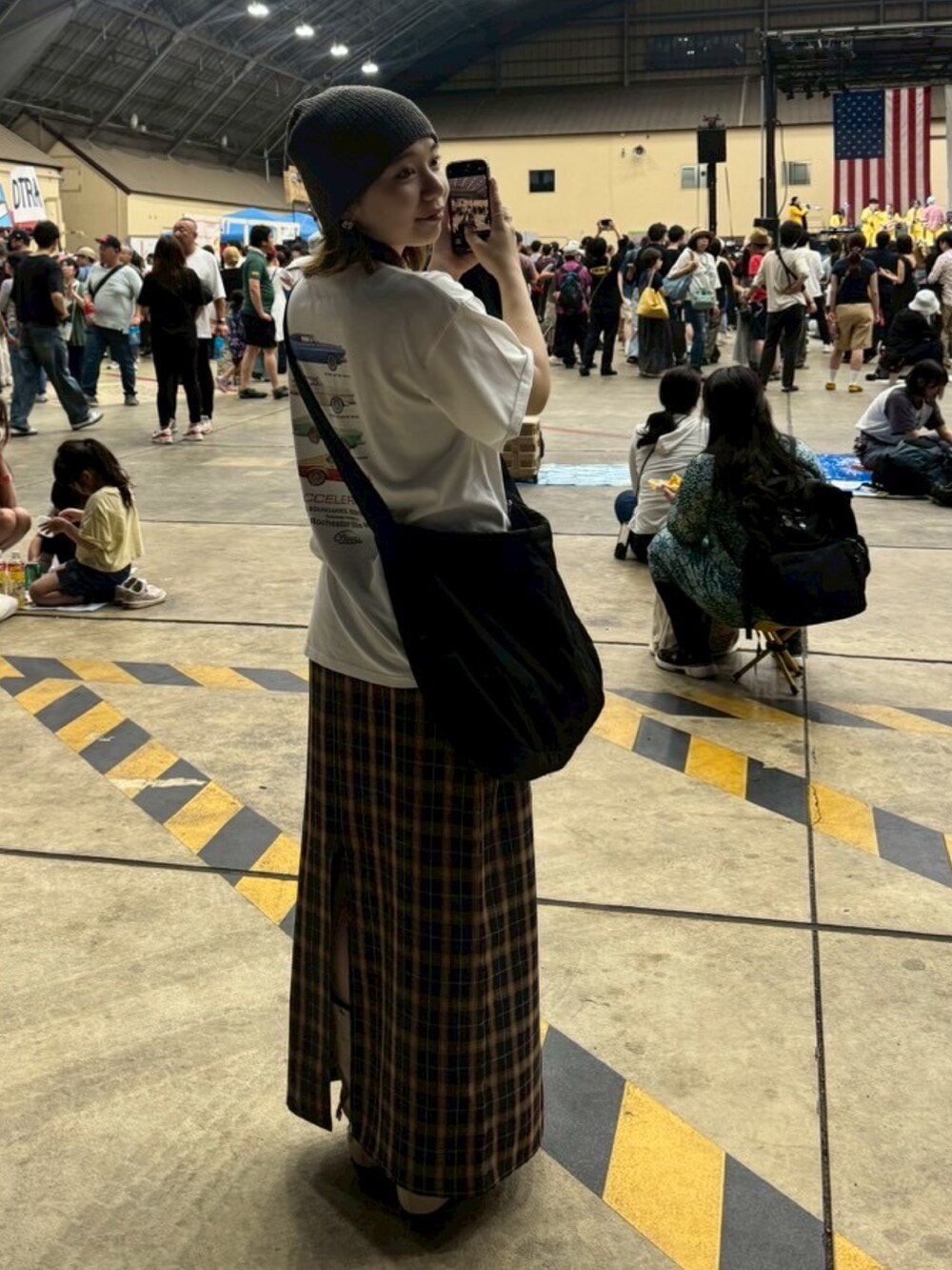 ホワイト系のTシャツ/カットソー、グレー系のニットキャップ/ビーニーを着用したレディースの夏コーディネートの2枚目の写真