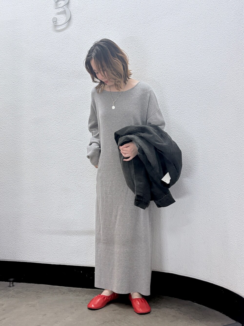 グレー系のワンピース、レッド系のバレエシューズ、シルバー系のネックレスを着用したレディースの夏コーディネートの2枚目の写真