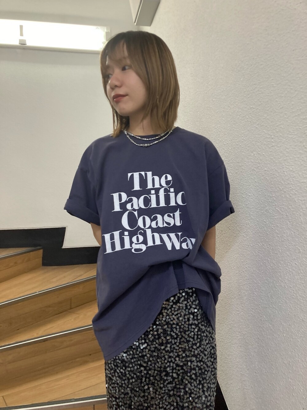 ブルー系のTシャツ/カットソー、ブラック系のスカートを着用したレディースの冬コーディネートの2枚目の写真