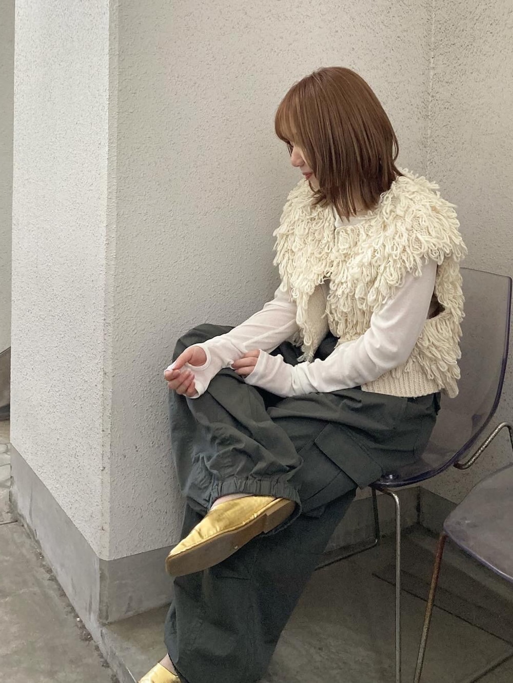 グリーン系のカーゴパンツ、ホワイト系のベスト、ホワイト系のTシャツ/カットソーを着用したレディースの夏コーディネートの2枚目の写真