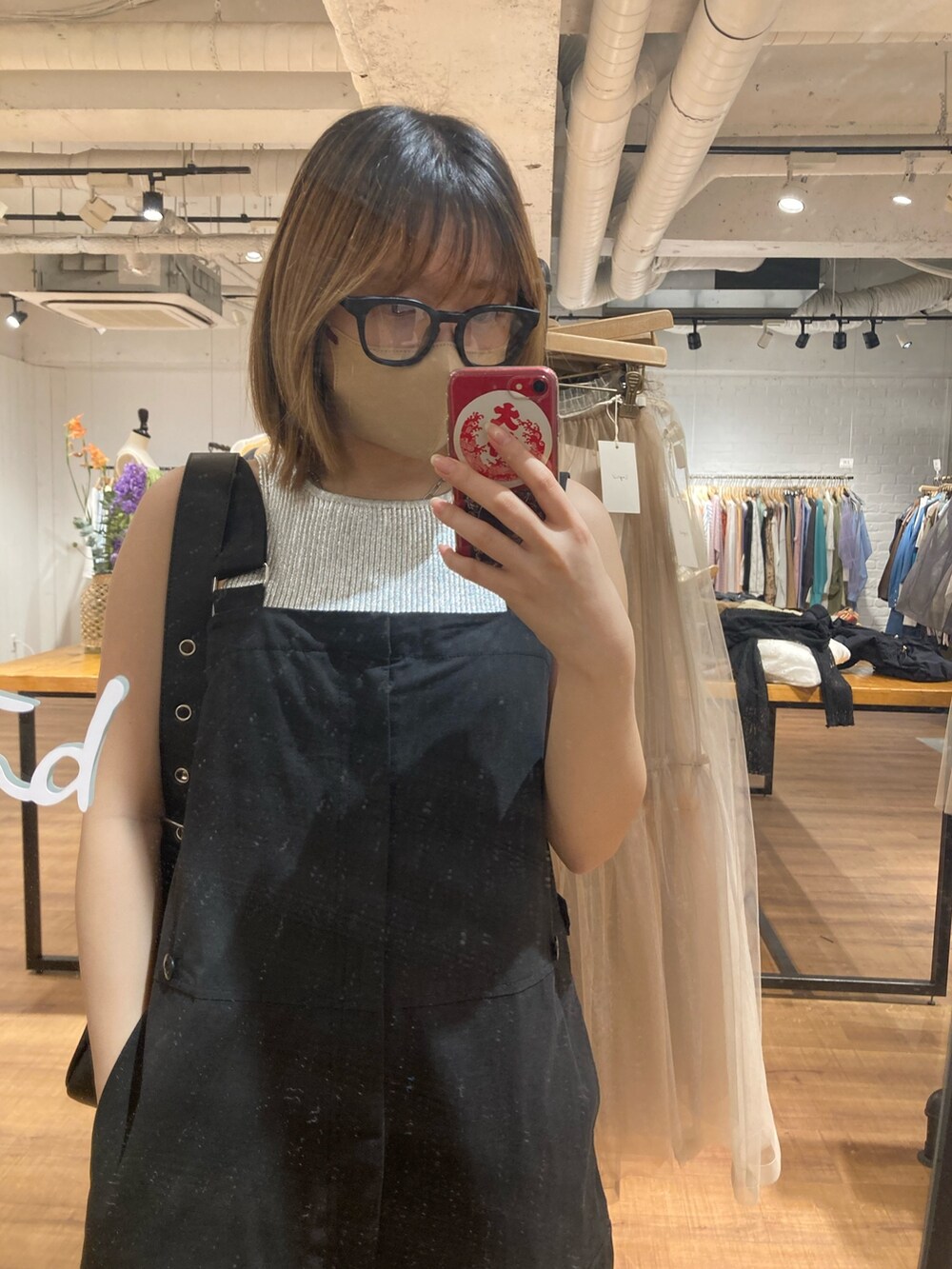 シルバー系のタンクトップ、ブラック系のショルダーバッグを着用したレディースの春コーディネートの3枚目の写真