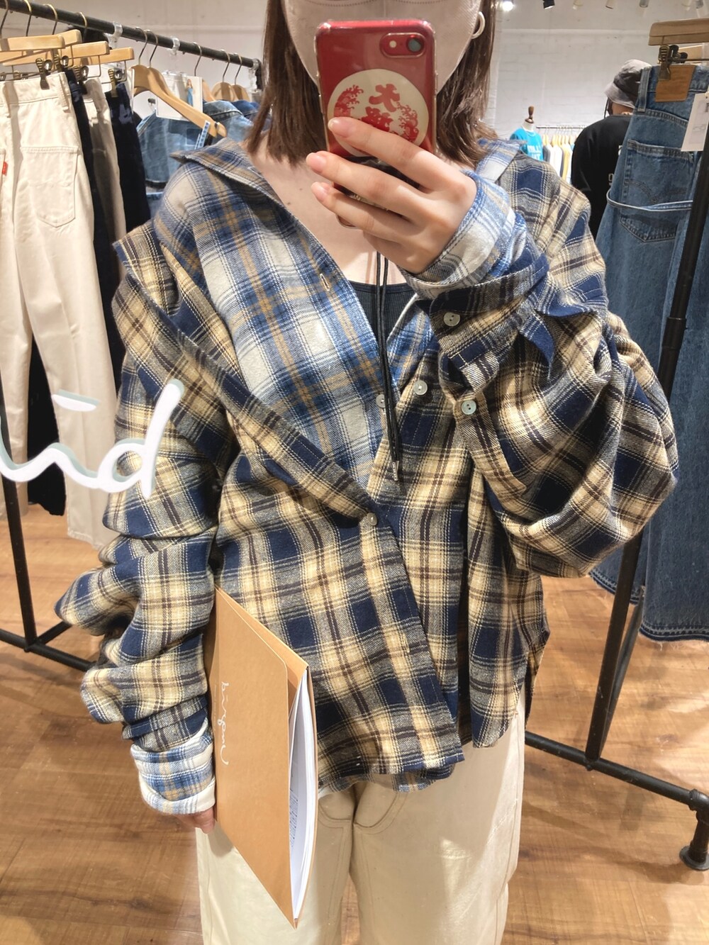 ホワイト系のシャツ/ブラウス、ブルー系のシャツ/ブラウス、ホワイト系のデニムパンツを着用したレディースの春コーディネートの2枚目の写真