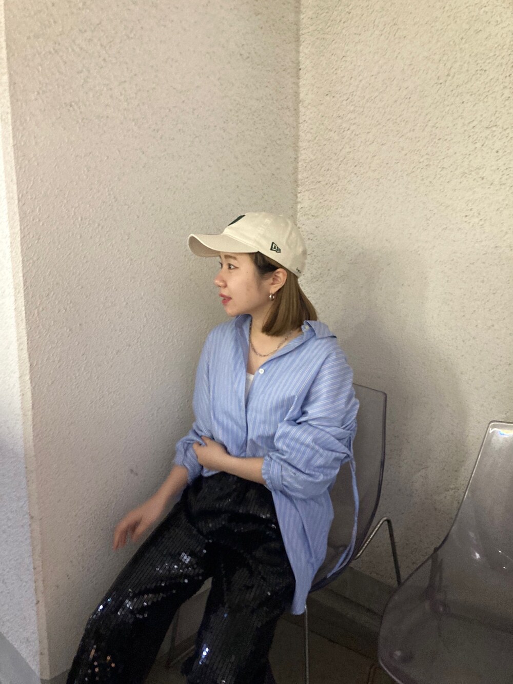 ブラック系のその他パンツ、その他のシャツ/ブラウス、ホワイト系のキャップを着用したレディースの冬コーディネートの2枚目の写真