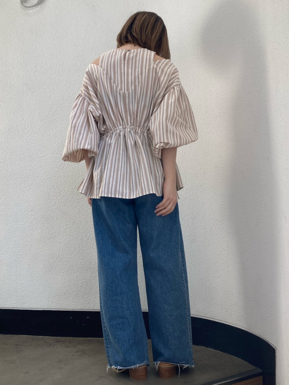 その他のシャツ/ブラウス、ブルー系のデニムパンツ、ブラック系のサンダルを着用したレディースの春コーディネートの3枚目の写真