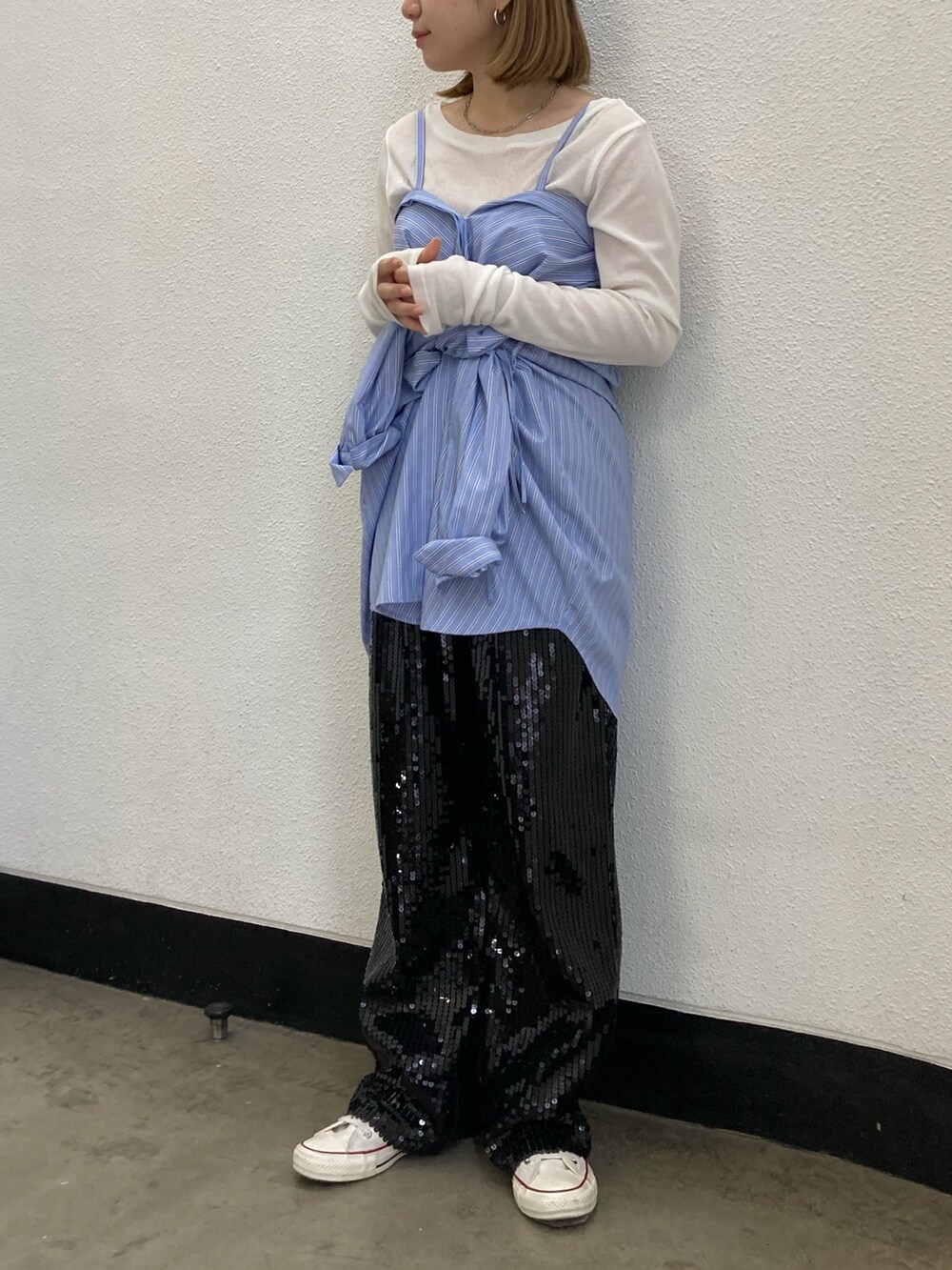 ブラック系のその他パンツ、その他のシャツ/ブラウス、ホワイト系のキャップを着用したレディースの冬コーディネートの3枚目の写真