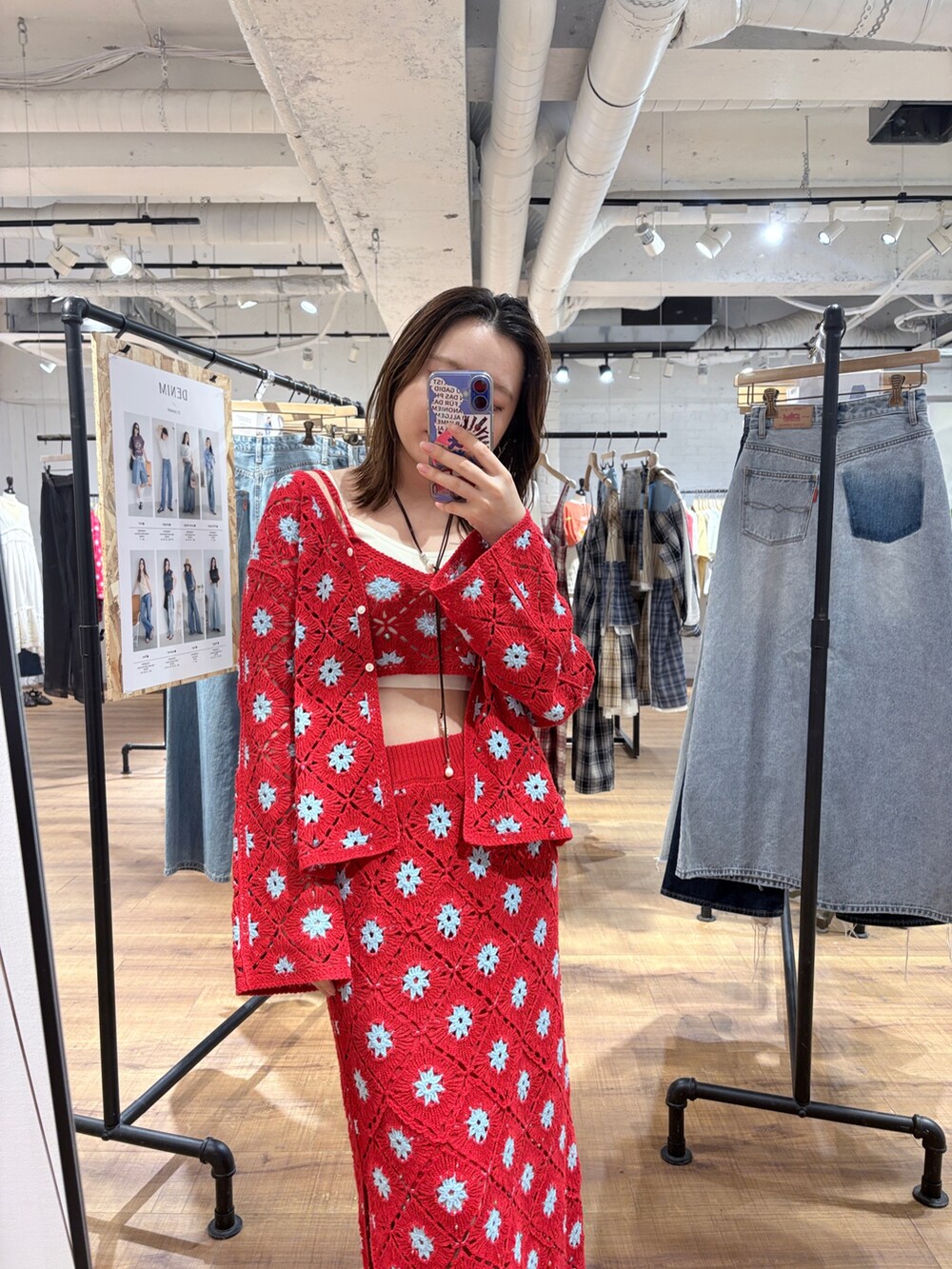 レッド系のスカート、レッド系のキャミソール、レッド系のカーディガン/ボレロを着用したレディースの春コーディネートの2枚目の写真