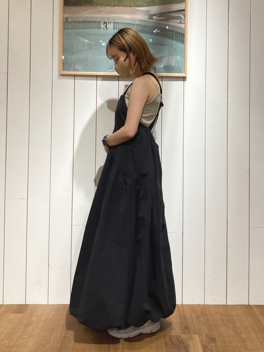 ブラック系のワンピースを着用したレディースの冬コーディネートの2枚目の写真