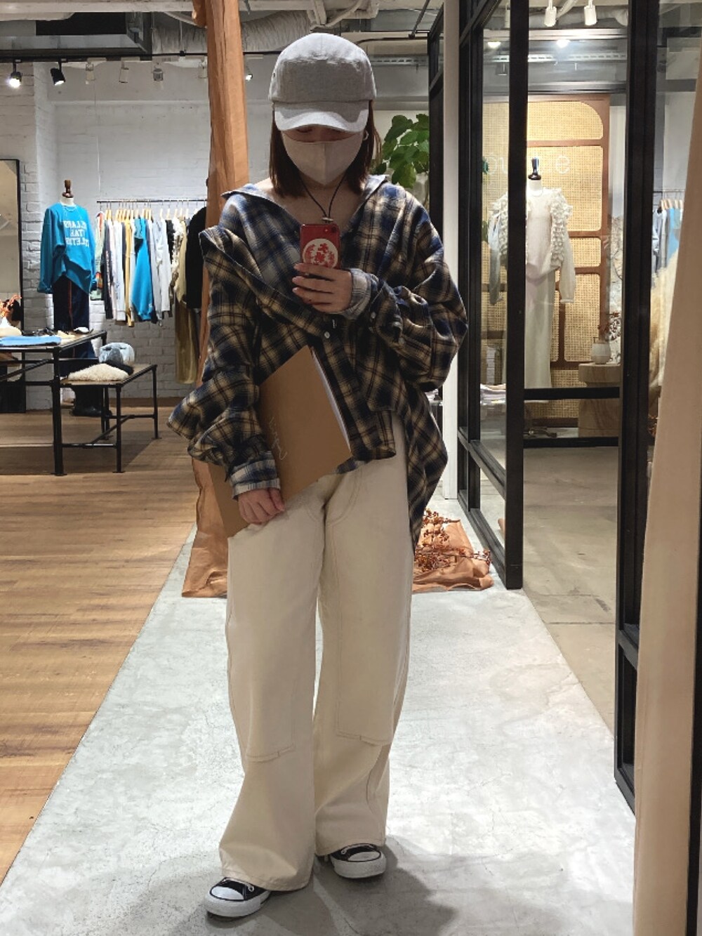 ホワイト系のシャツ/ブラウス、ブルー系のシャツ/ブラウス、ホワイト系のデニムパンツを着用したレディースの春コーディネートの3枚目の写真