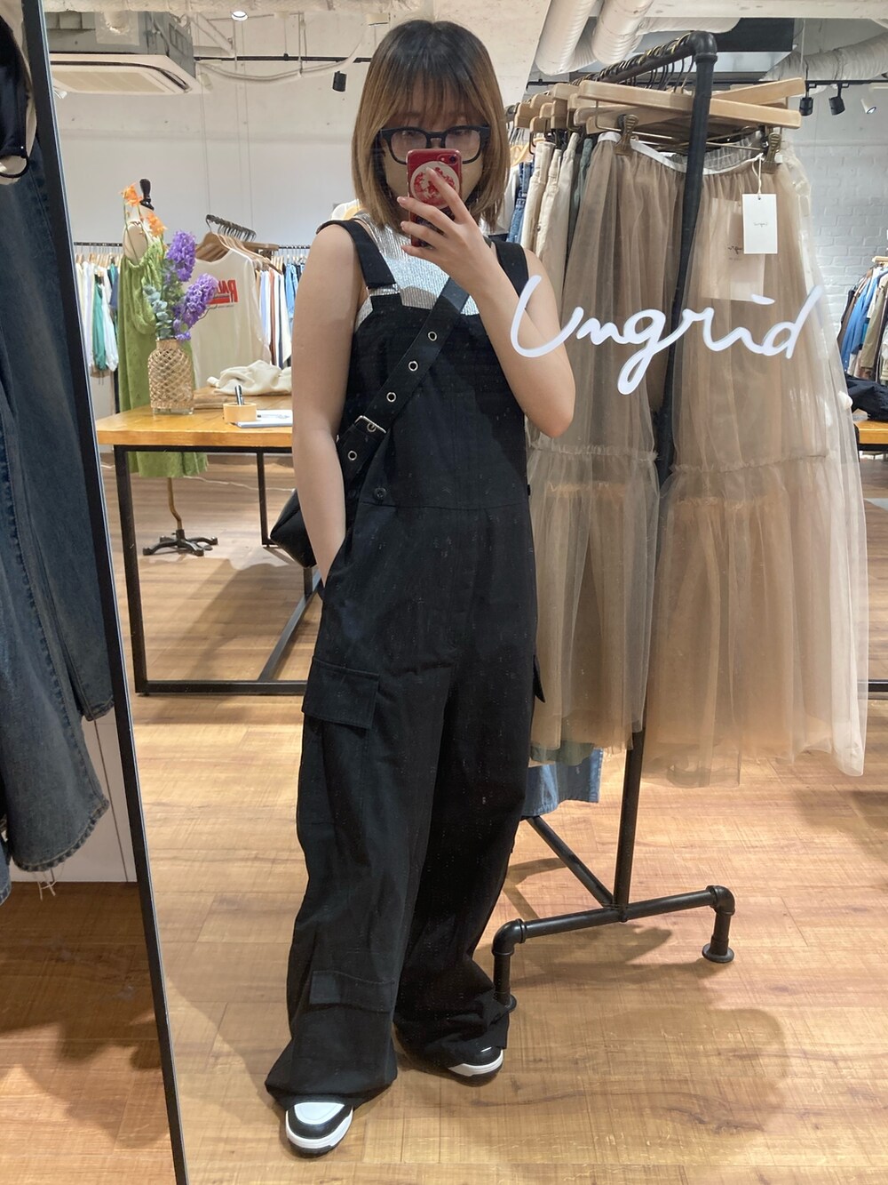 シルバー系のタンクトップ、ブラック系のショルダーバッグを着用したレディースの春コーディネートの2枚目の写真