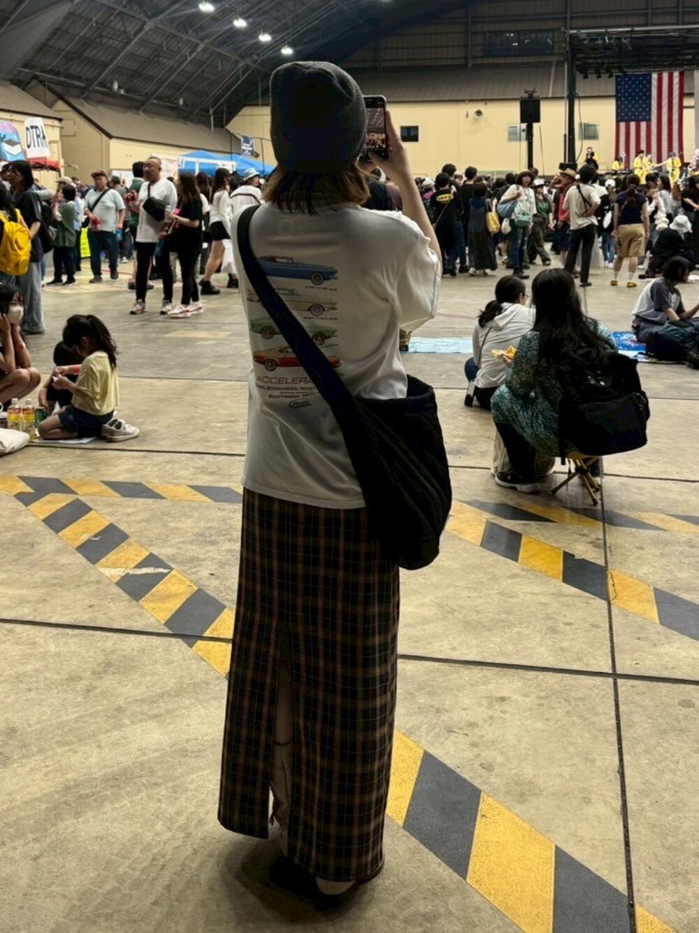 ホワイト系のTシャツ/カットソー、グレー系のニットキャップ/ビーニーを着用したレディースの夏コーディネートの3枚目の写真