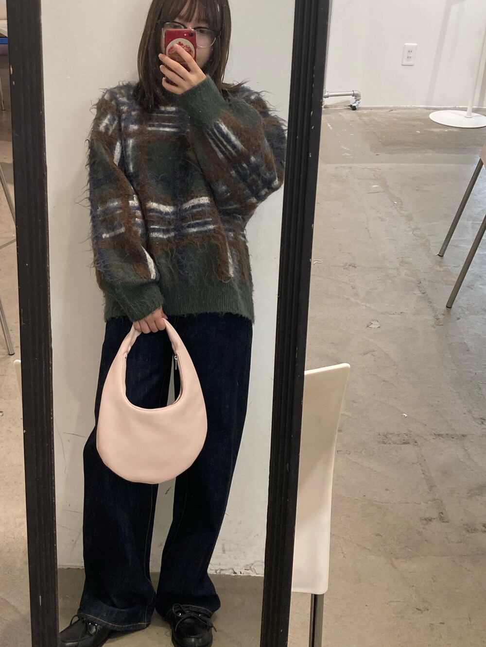 グリーン系のニット/セーター、ブラック系のメガネを着用したレディースの秋コーディネートの2枚目の写真