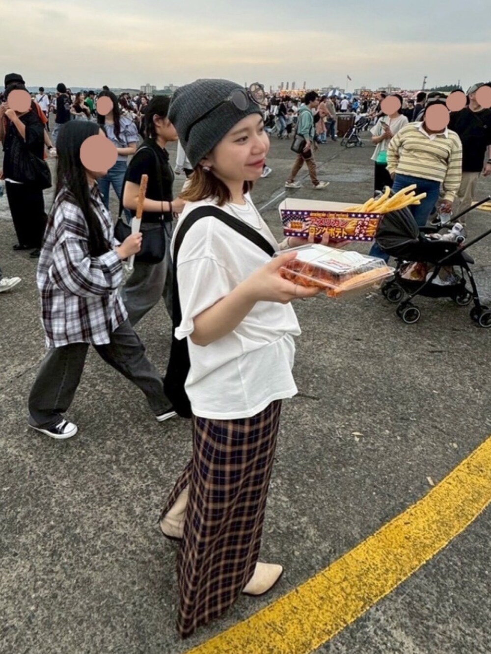 ホワイト系のTシャツ/カットソー、グレー系のニットキャップ/ビーニーを着用したレディースの夏コーディネートの4枚目の写真