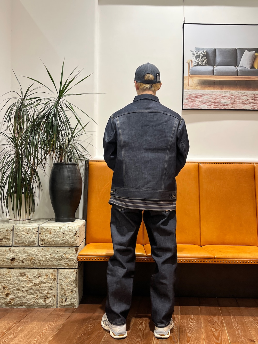 ブルー系のデニムパンツ、ブルー系のデニムジャケット、ホワイト系のスニーカーを着用したメンズの冬コーディネートの3枚目の写真