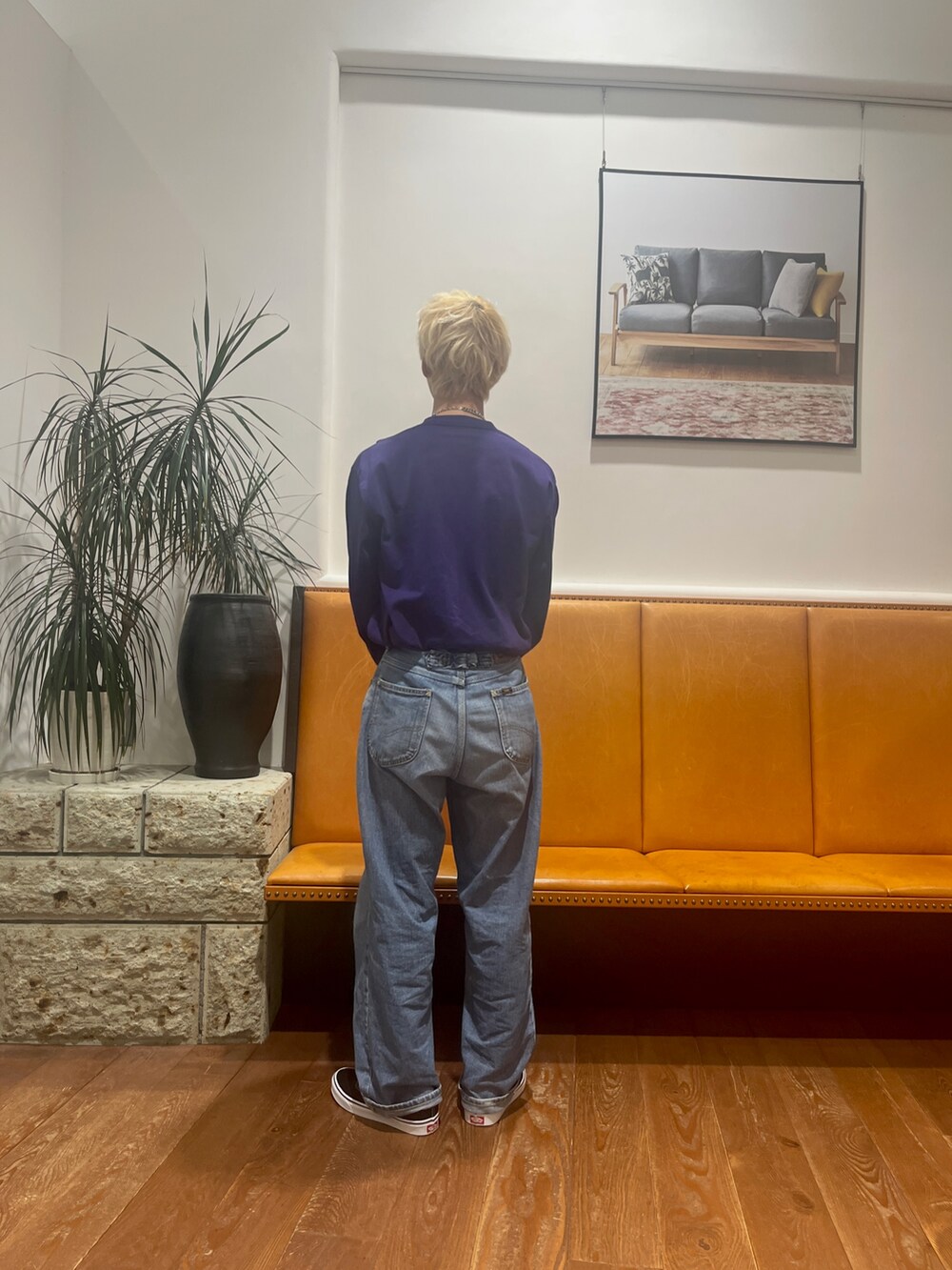 パープル系のTシャツ/カットソー、ブルー系のデニムパンツ、ブラック系のスニーカーを着用したメンズの秋コーディネートの3枚目の写真