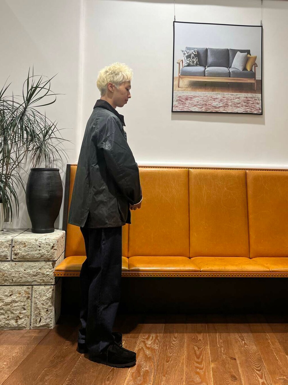 ブルー系のデニムパンツ、ホワイト系のTシャツ/カットソー、ブラック系のブーツを着用したメンズの秋コーディネートの2枚目の写真